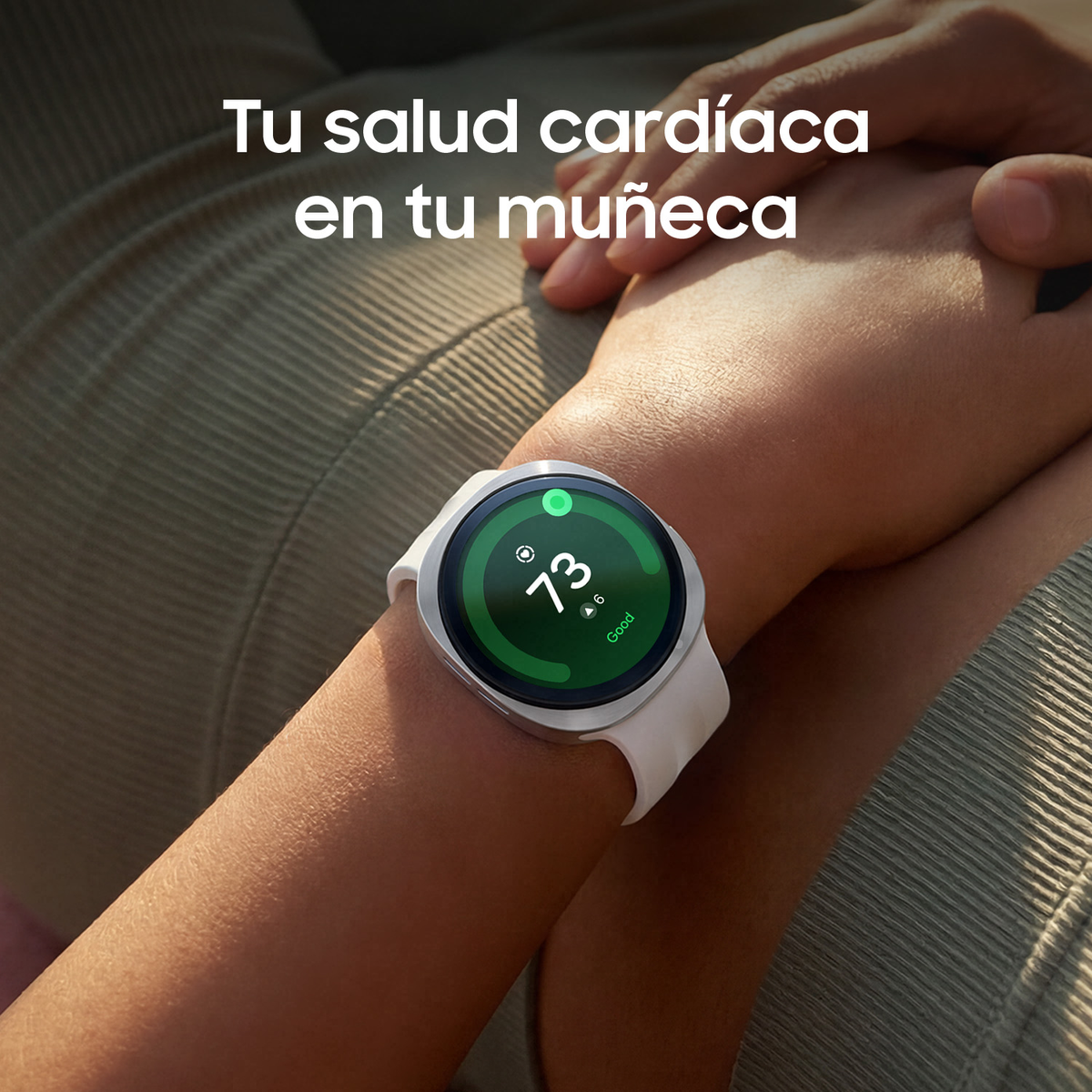 Een smartwatch om een pols toont een groene hartslagmeter met het getal 73.