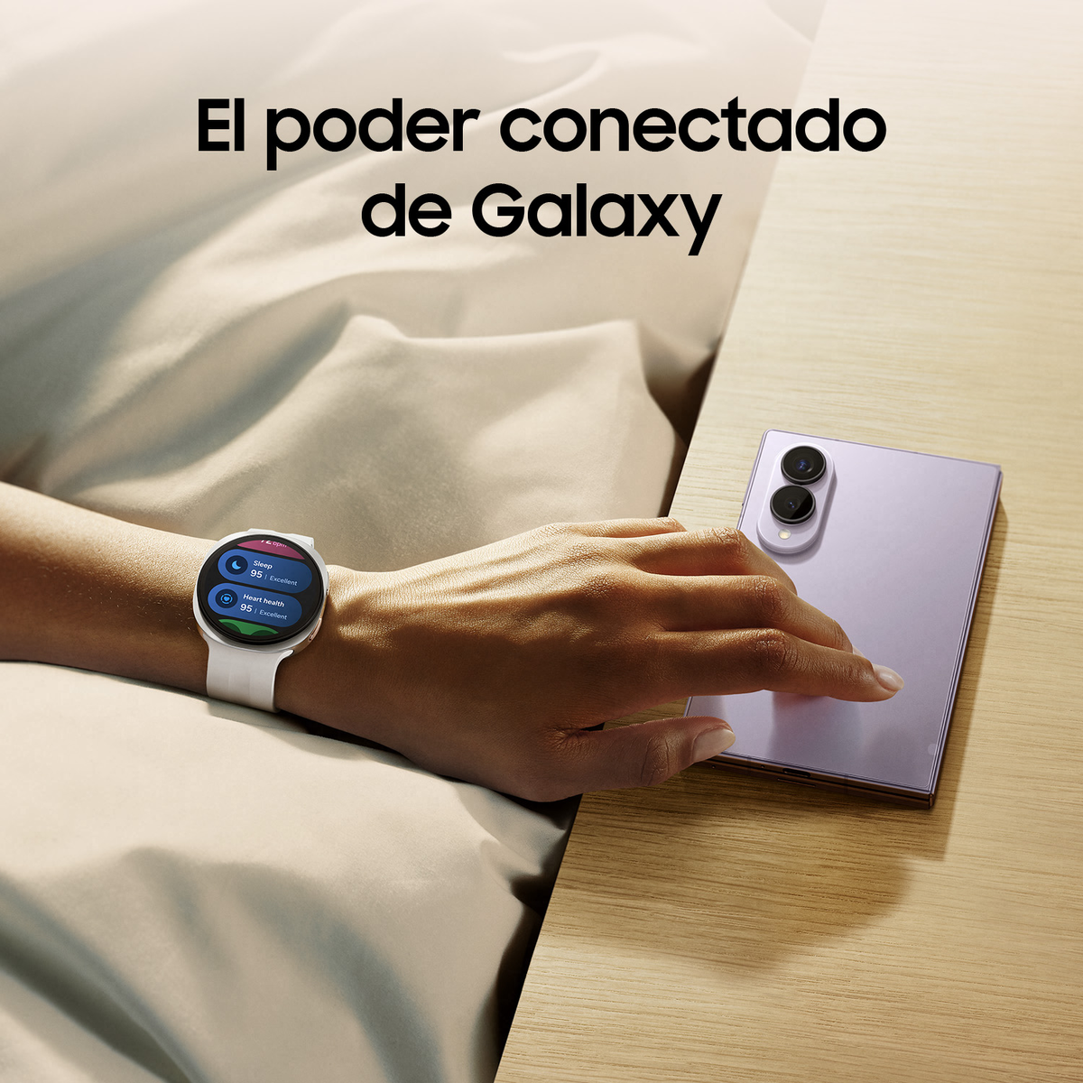Een persoon in bed met een smartwatch pakt een paarse smartphone op een nachtkastje.