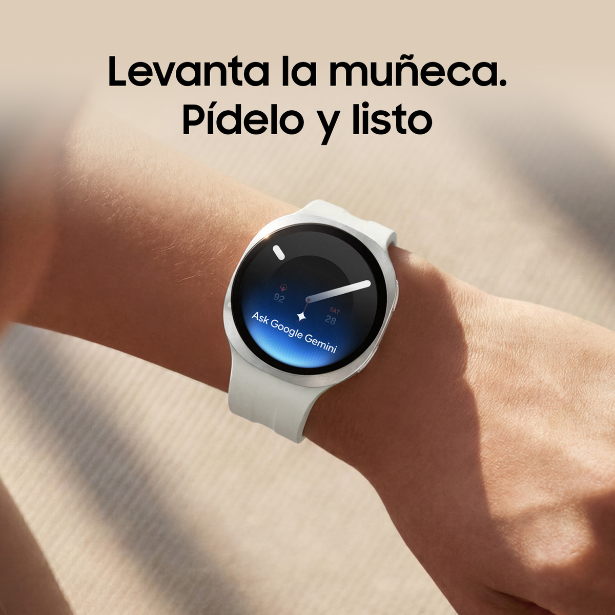Een witte smartwatch met de tekst 'Ask Google Gemini' wordt om een pols gedragen.