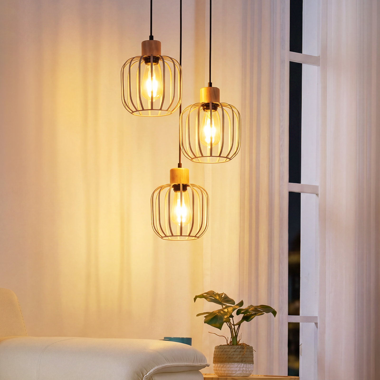 Tres lámparas colgantes con detalles de madera y jaulas de metal brillan cálidamente.