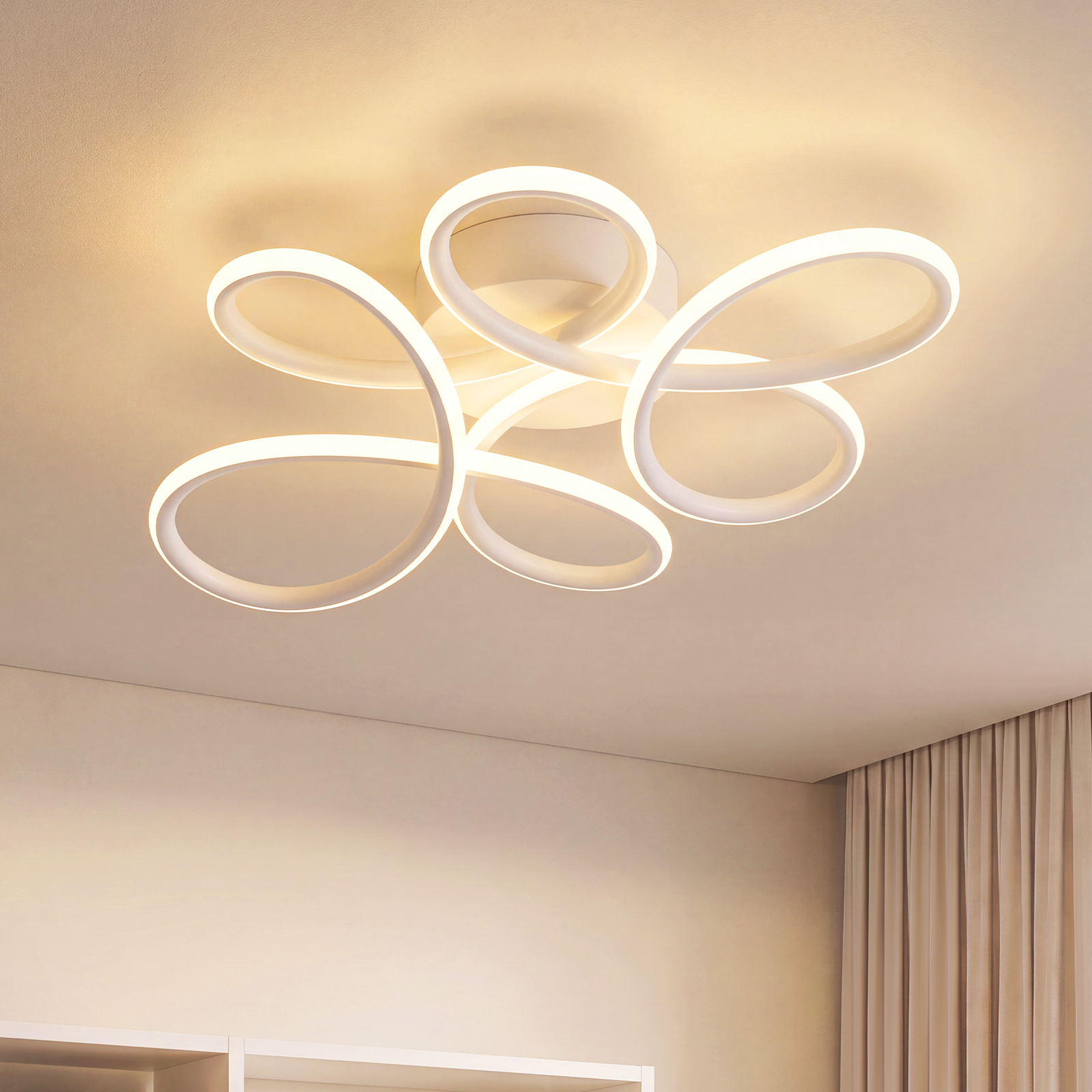Una lámpara de techo blanca y moderna con anillos luminosos.