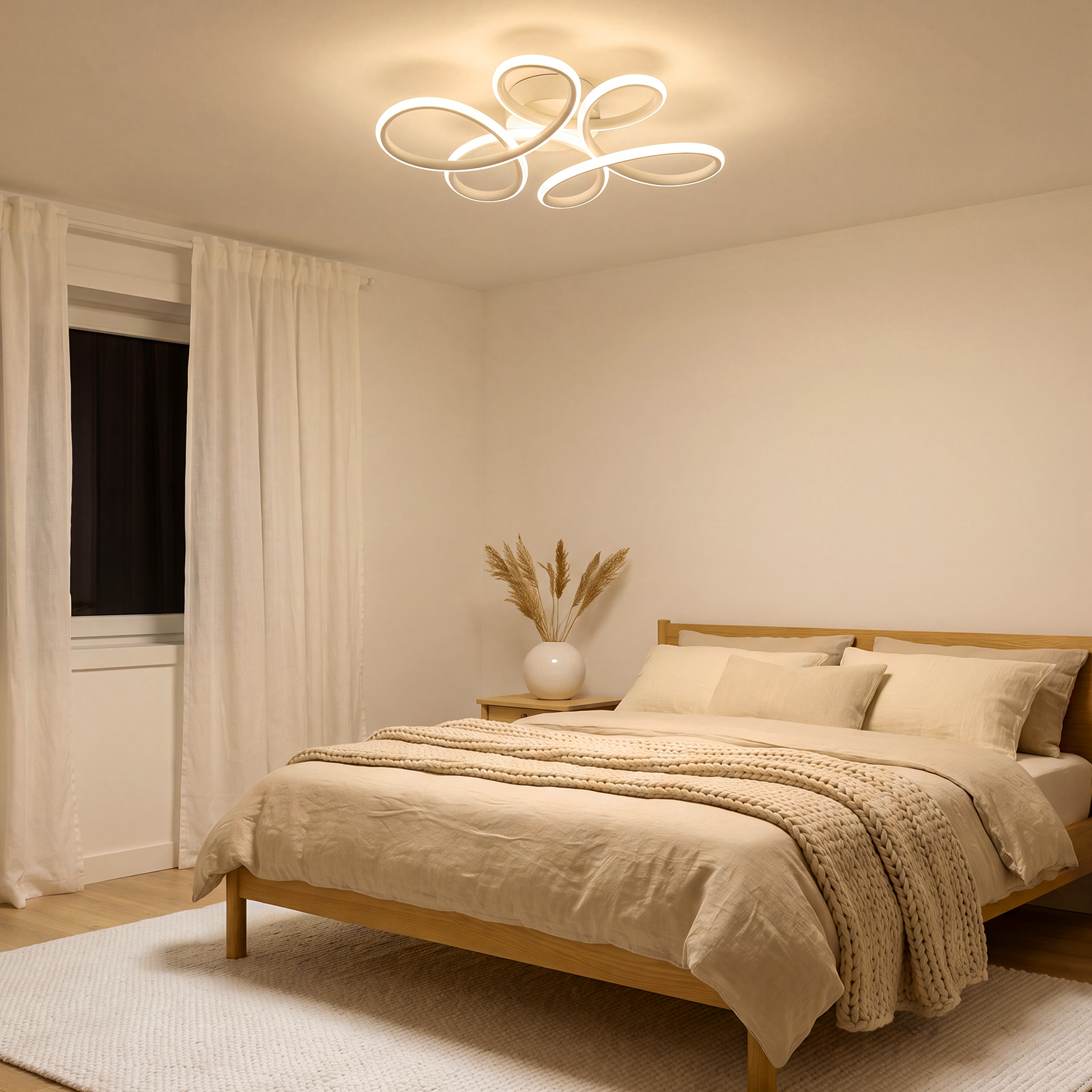 Dormitorio acogedor con cama de madera, ropa de cama neutra, lámpara de techo moderna y mesita decorada.