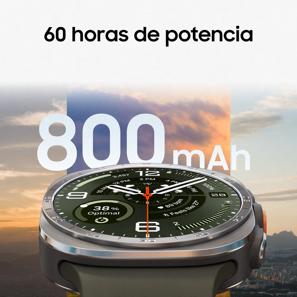 Uno smartwatch Samsung con batteria da 800 mAh e 60 ore di autonomia su uno sfondo al tramonto.
