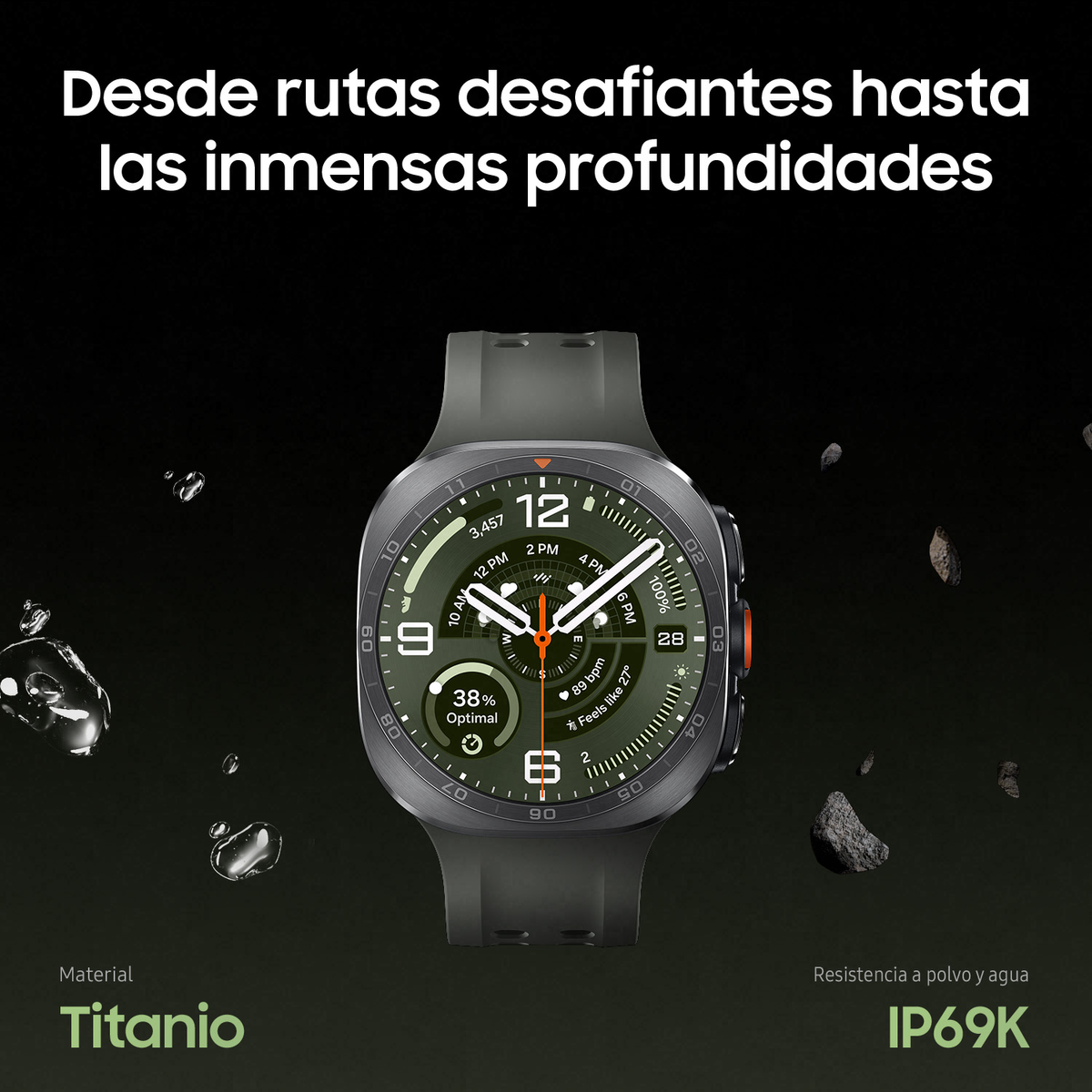 Uno smartwatch in titanio con display digitale verde, circondato da gocce d'acqua e piccole rocce su sfondo scuro.