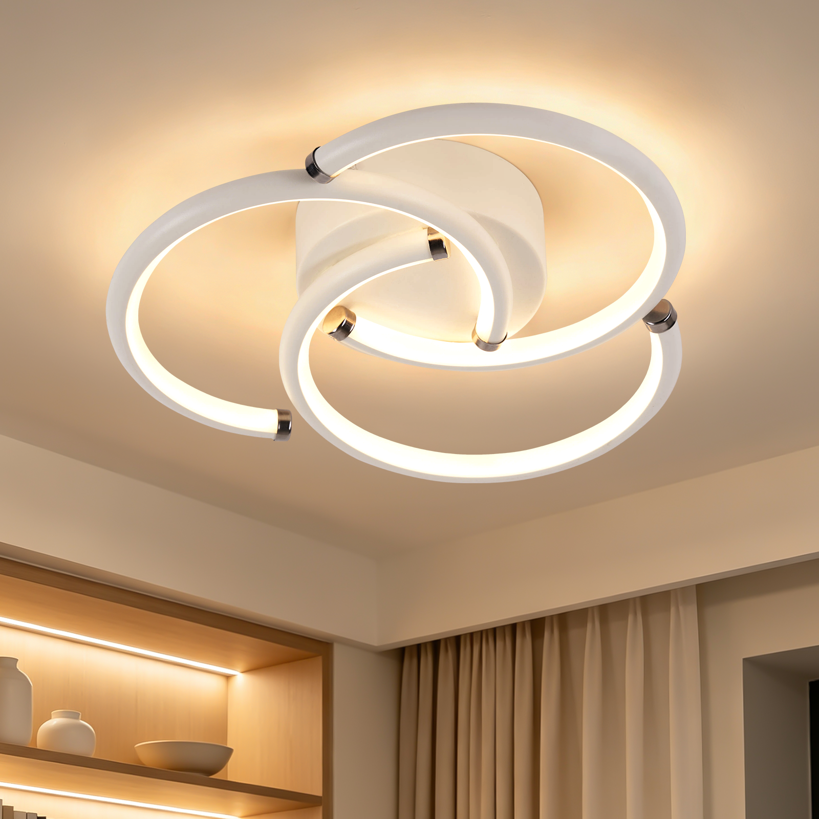 Moderna lámpara de techo LED blanca formada por tres anillos entrelazados.