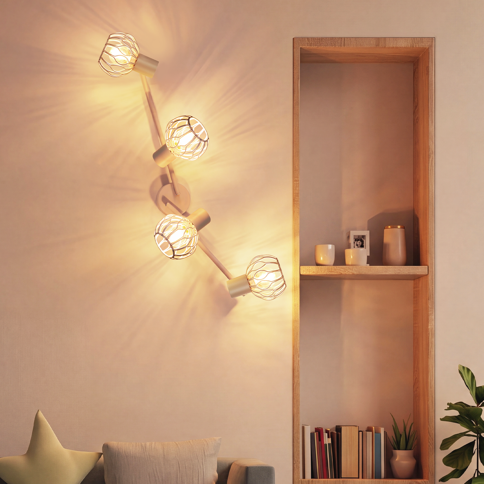 Un aplique de pared de cuatro luces con pantallas de alambre proyecta luz cálida junto a una estantería de madera.