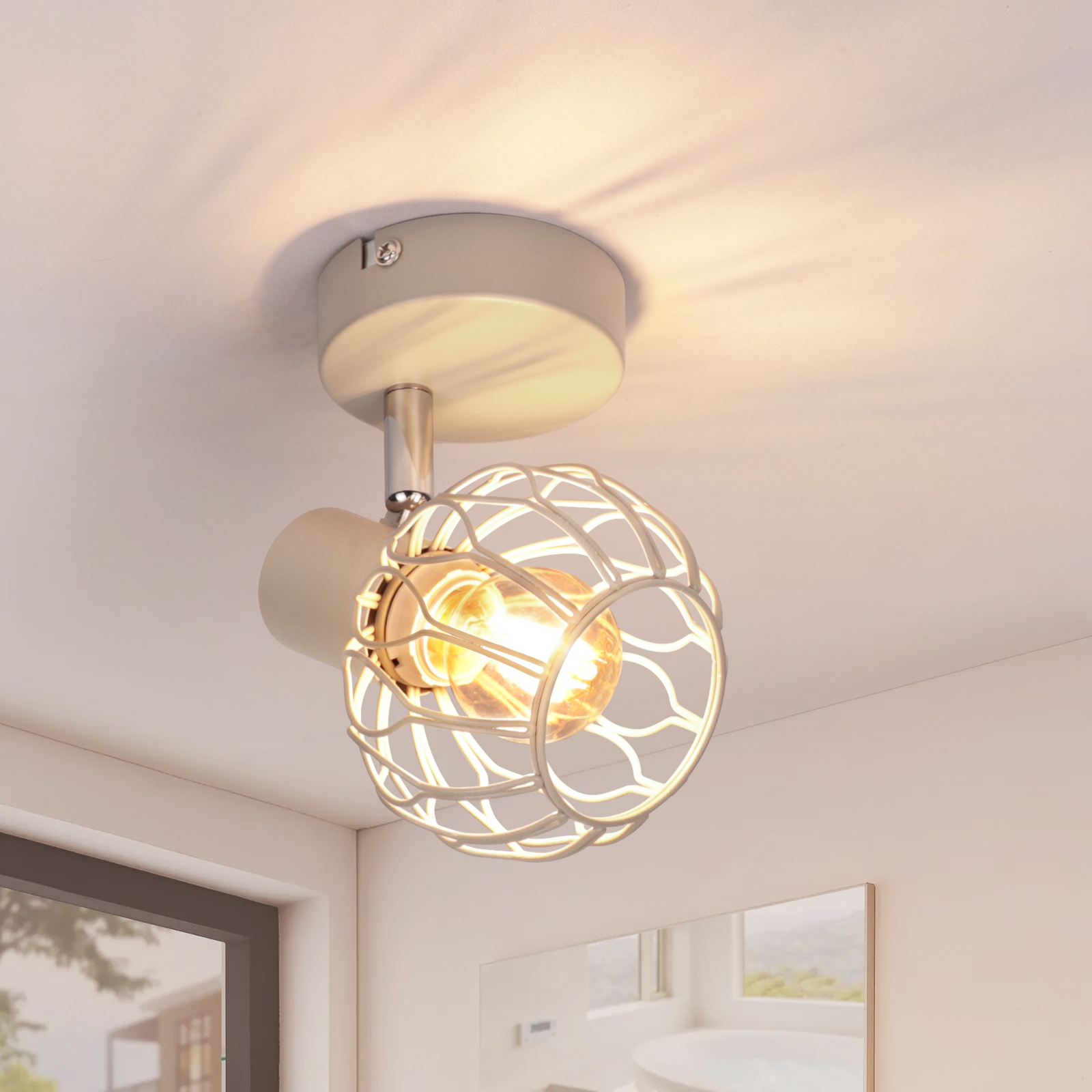 Una lámpara de techo blanca con pantalla de alambre ilumina una habitación con techo blanco.