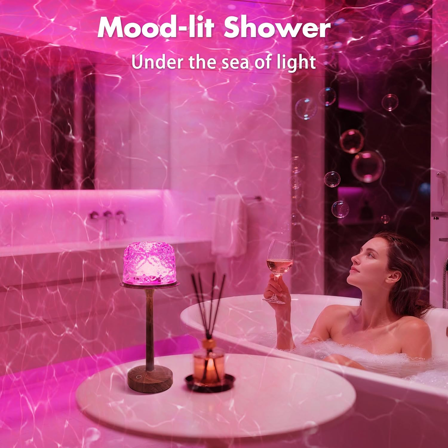 Eine Frau entspannt in einer rosa beleuchteten Badewanne mit Wein, umgeben von Wasserwellen-Lichtprojektionen.