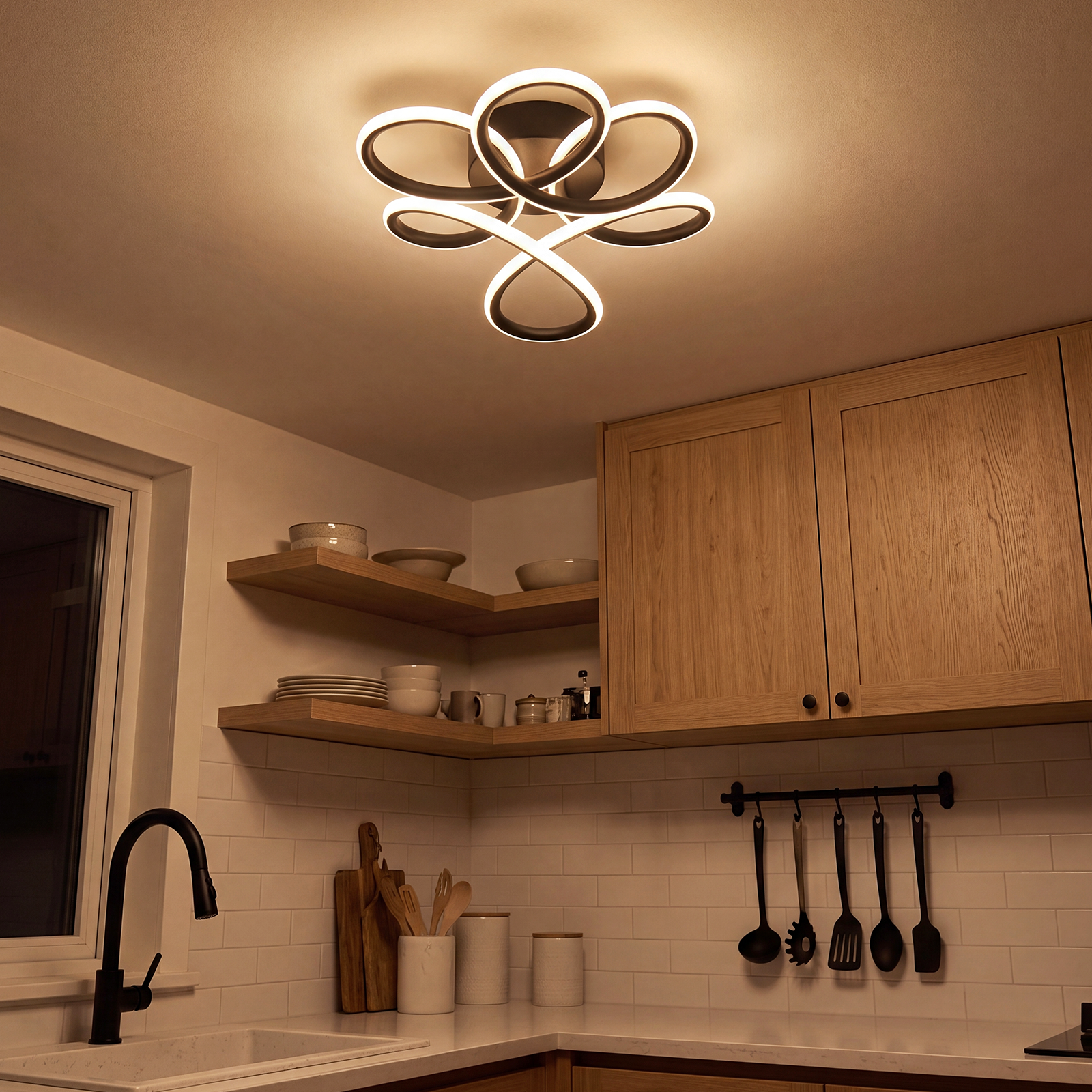 Lámpara de techo moderna en una cocina con armarios de madera y azulejos blancos.