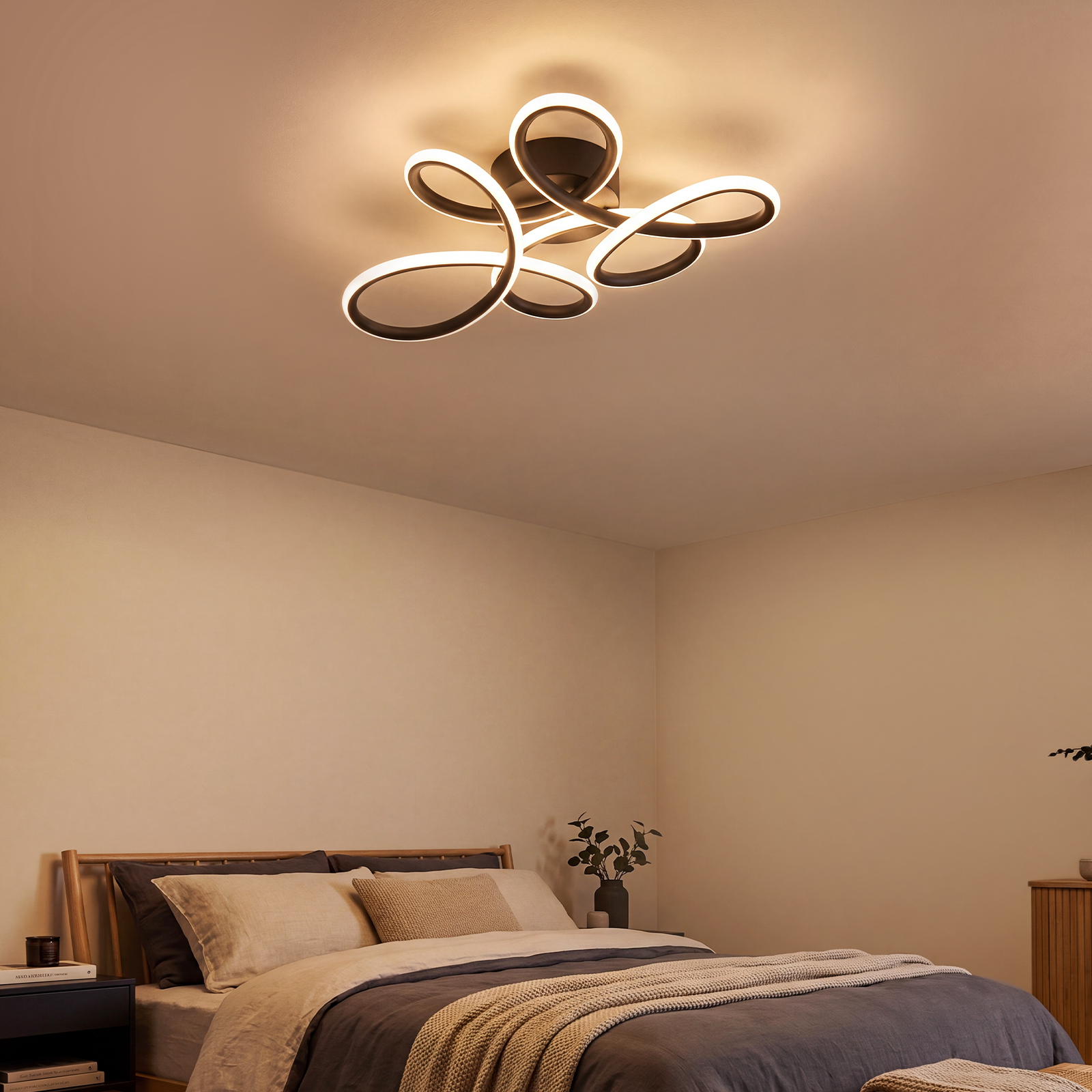 Moderna lámpara de techo LED curvada en un dormitorio iluminado cálidamente con cama de madera.