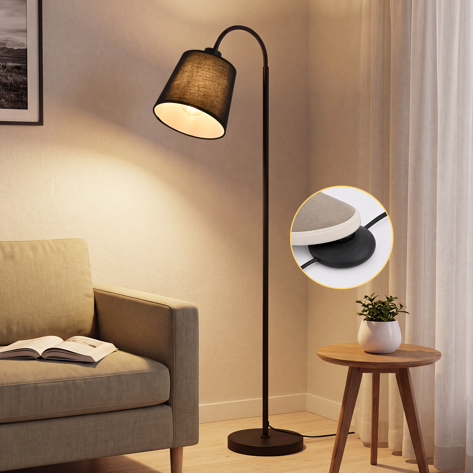 Lámpara de pie negra junto a un sofá y mesa de madera con planta. Detalle del interruptor.