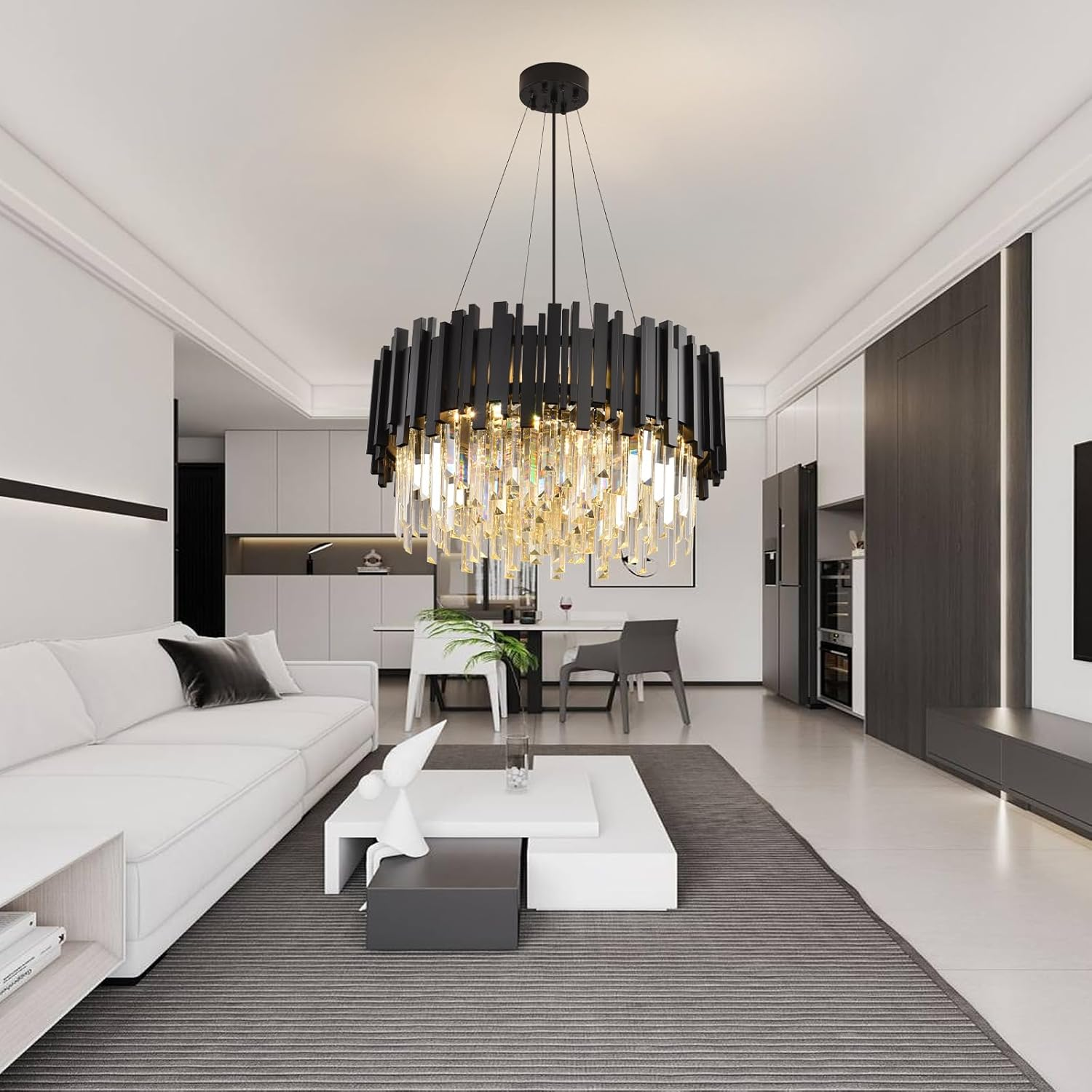 Ein modernes Wohnzimmer mit einem Kronleuchter, einem weißen Sofa und einem grauen Teppich.
