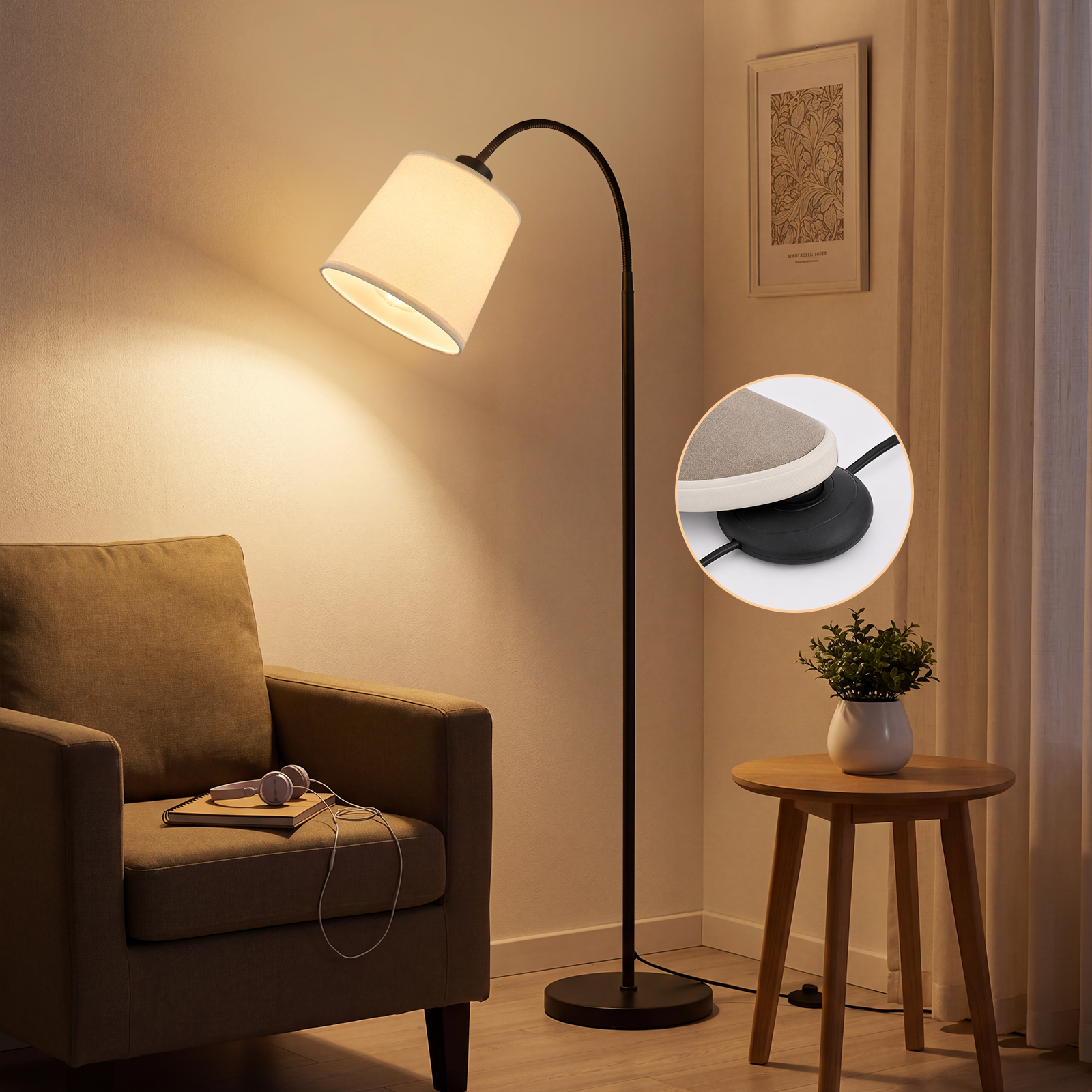 Una lámpara de pie negra ilumina una habitación acogedora con un sillón y una mesa.