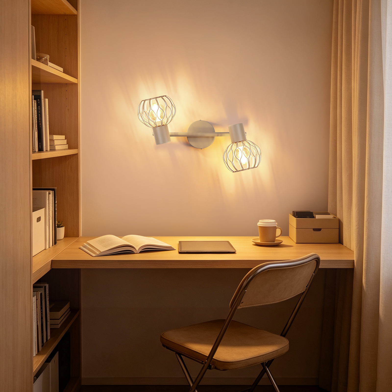 Warm beleuchtete Arbeitsecke mit Doppelwandleuchte, Holztisch, offenem Buch, Tablet, Stuhl und Regal.