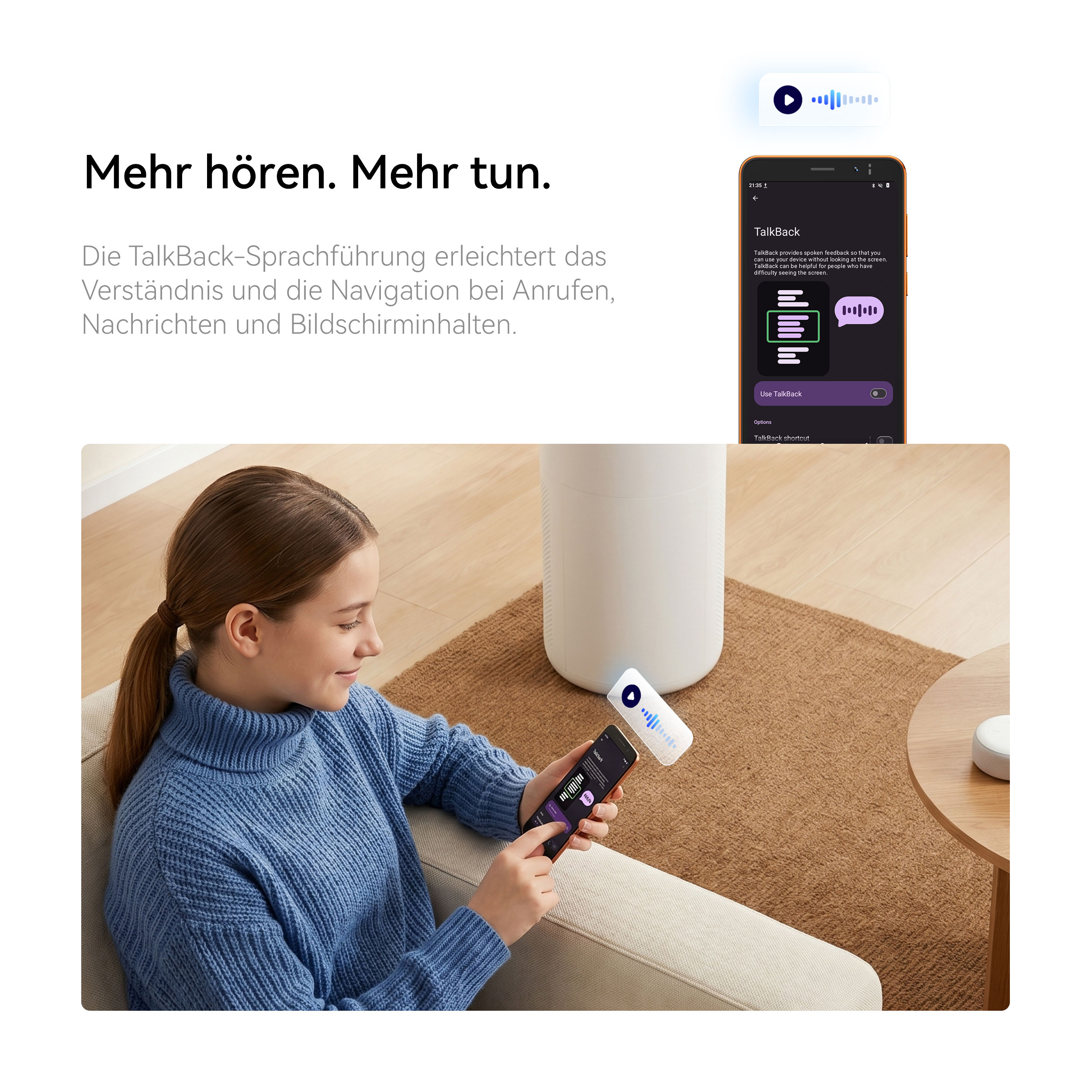 Eine lächelnde junge Frau sitzt auf einem Sofa und bedient ein Smartphone mit aktiver TalkBack-Bedienhilfe.