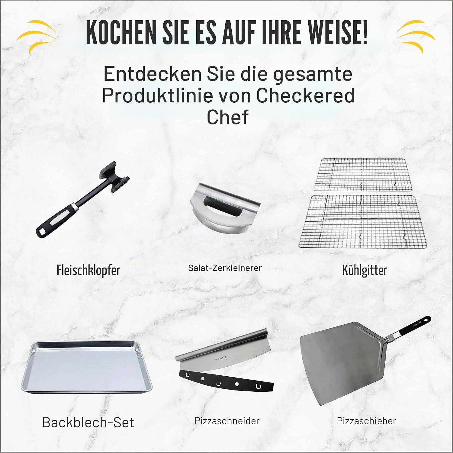 Checkerred Chef Küchenhelfer auf weißem Marmor, inklusive Fleischklopfer, Backblech und Pizzaschneider.