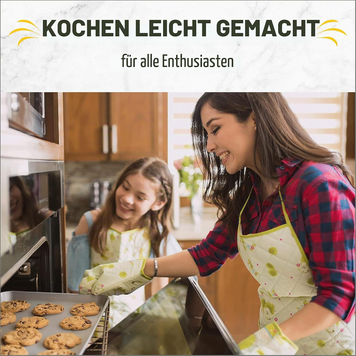 Eine Frau und ein Mädchen nehmen Plätzchen aus dem Ofen in einer Küche.