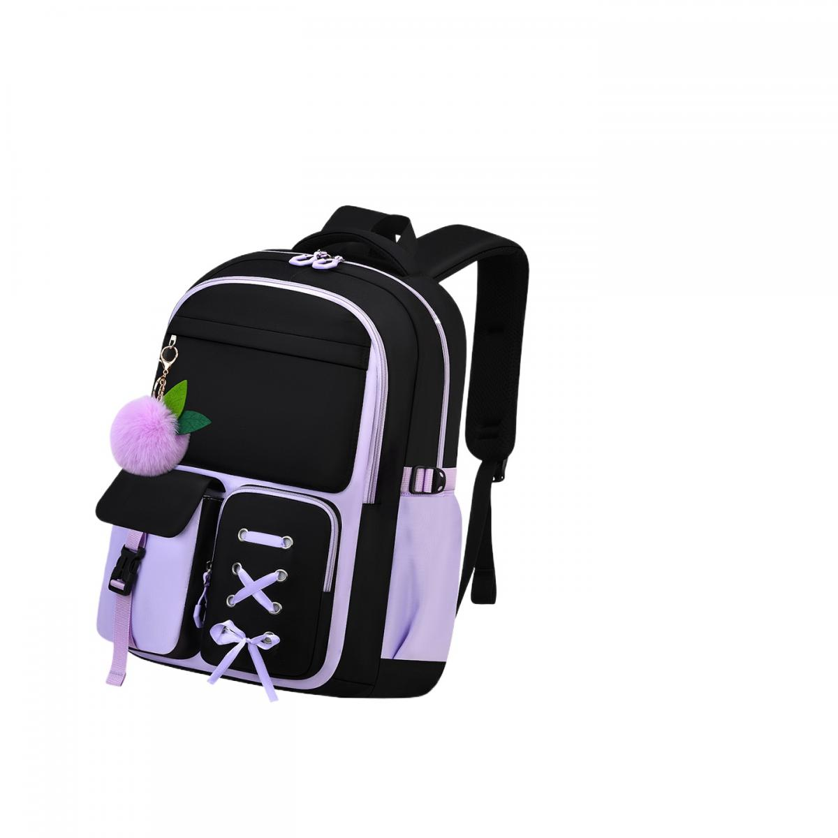 Ein schwarzer Rucksack mit lila Akzenten, Seitentaschen und einem flauschigen lila Pompon-Anhänger gegen weißen Hintergrund.