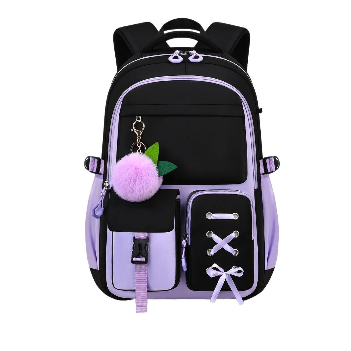 Ein schwarzer und lila Rucksack mit Fronttaschen, flauschigem Pompon-Schlüsselanhänger und Schnürdetails.
