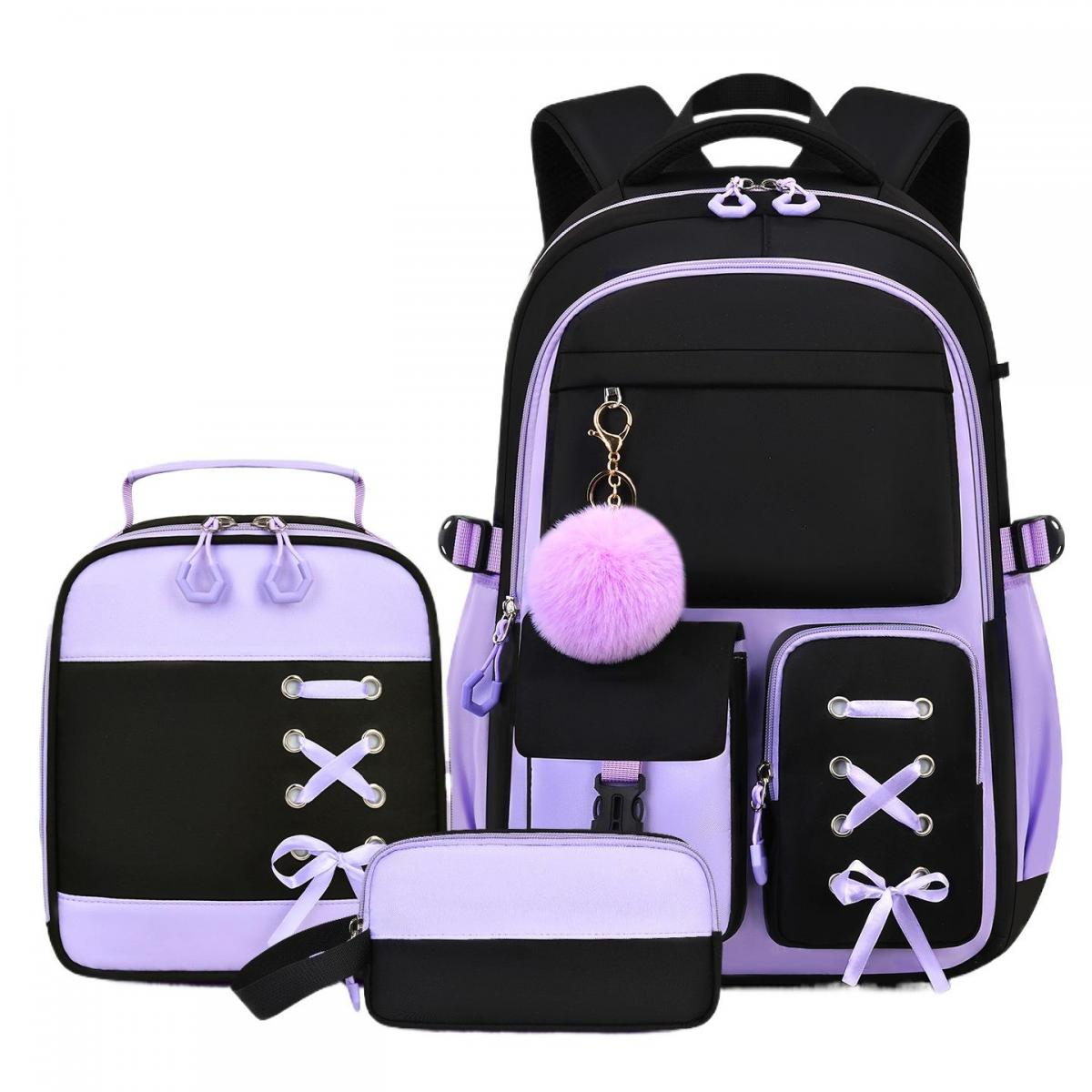 Ein schwarzer Rucksack, eine Lunchbox und ein Federmäppchen mit hellvioletten Akzenten und dekorativen Bändern.