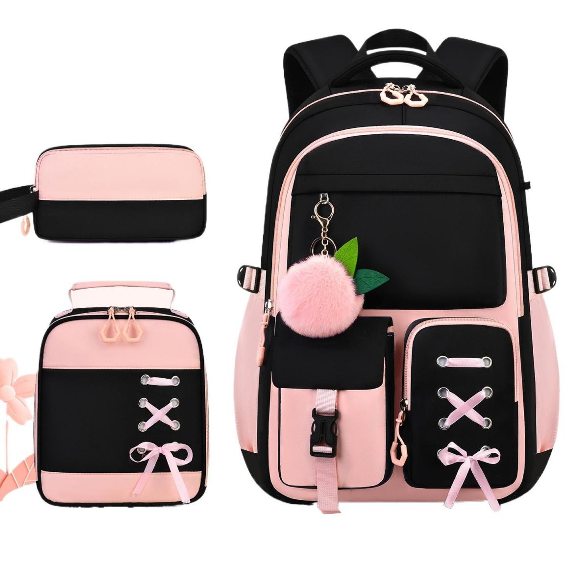 Ein schwarz-rosafarbener Schulranzen mit passender Lunchbox und Federmäppchen, verziert mit Kreuzschnürung und Pompon.