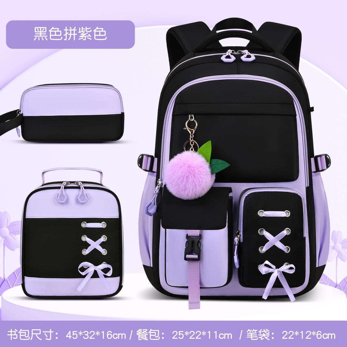 Ein schwarzes und violettes Rucksack-Set mit Lunchtasche, Federmäppchen und flauschigem Schlüsselanhänger.