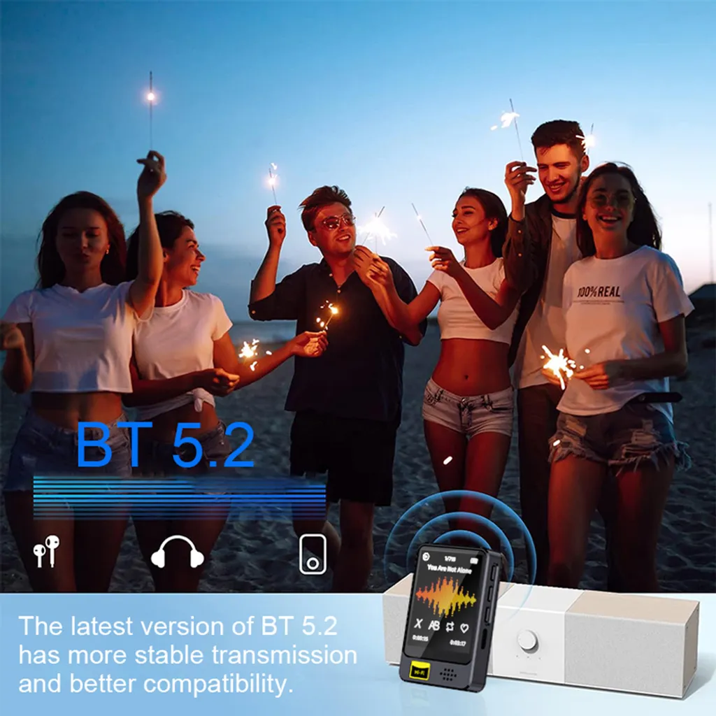 Freunde halten Wunderkerzen an einem Strand in der Dämmerung, mit Audiogeräten und BT 5.2 Text.