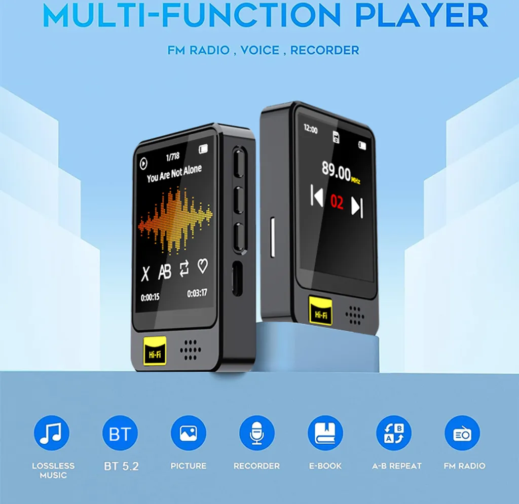 Zwei schwarze Multifunktions-Musikplayer mit Farbdisplay vor hellblauem Hintergrund mit Funktionssymbolen.