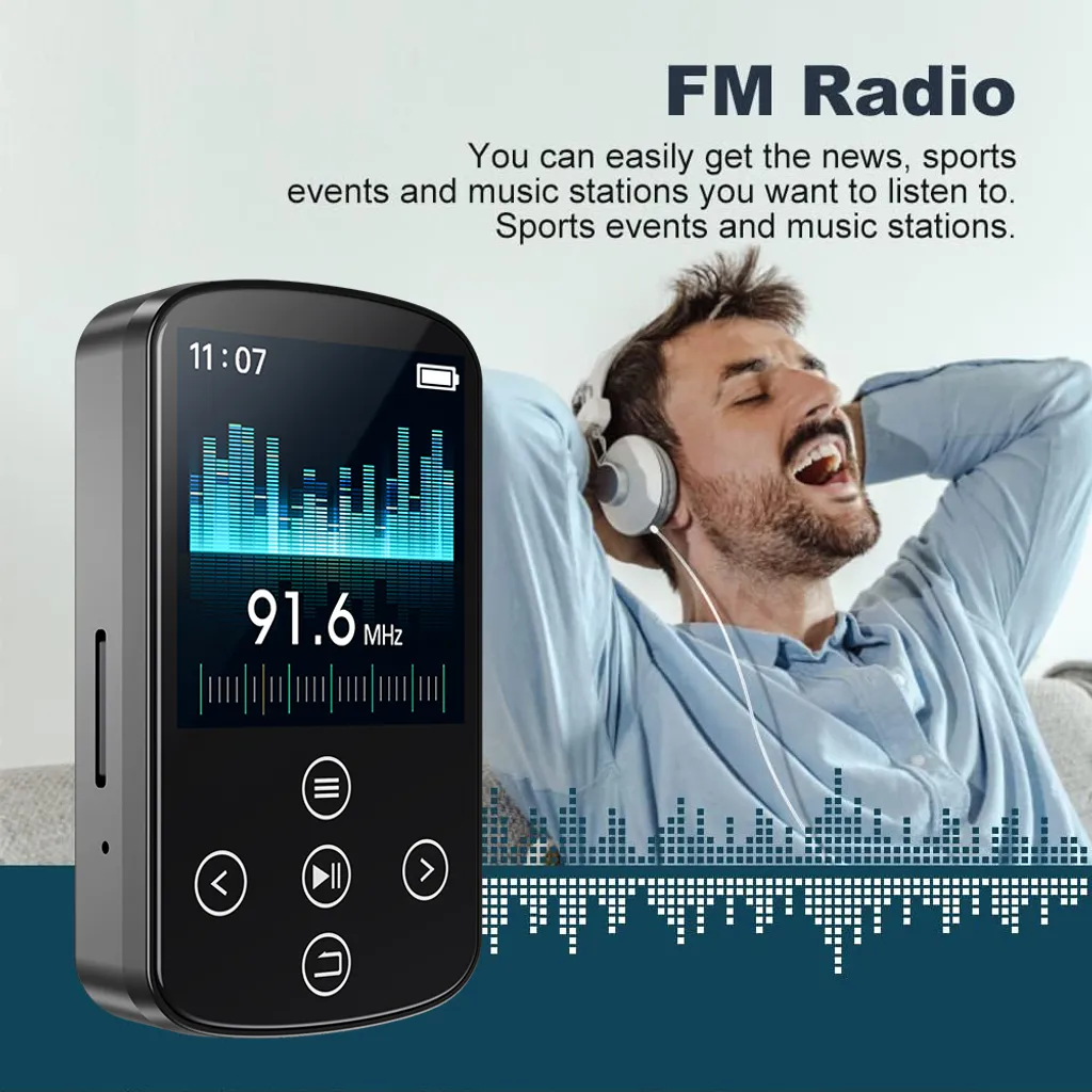 Ein Mann hört mit Kopfhörern Musik von einem kleinen FM-Radio mit digitalem Display.