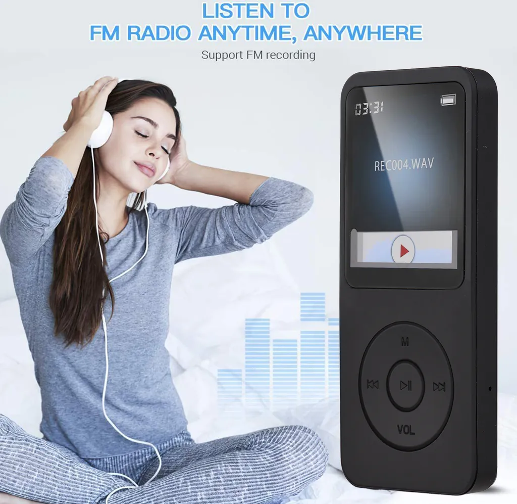 Eine Frau mit Kopfhörern genießt Musik, neben einem schwarzen digitalen MP3-Player mit Display.