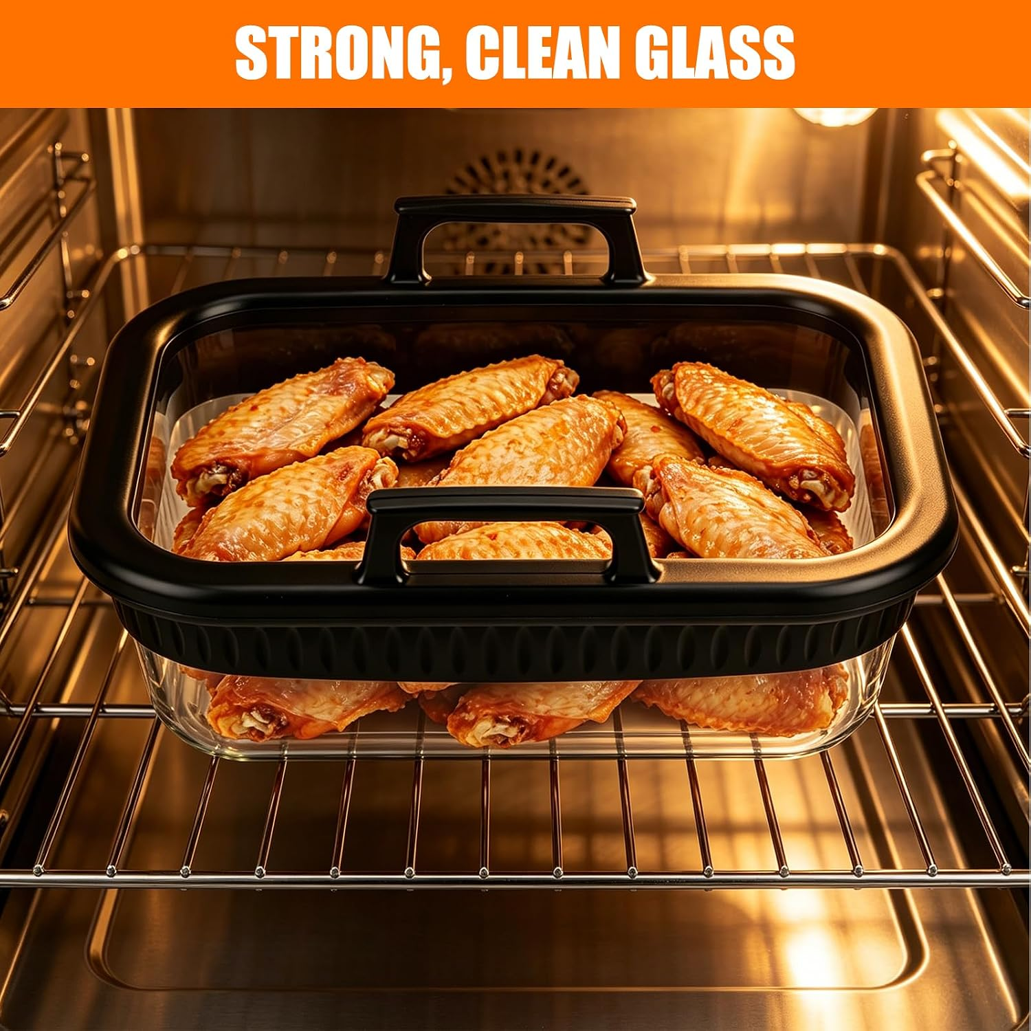 Goldbraune Hähnchenflügel in einer Glasform mit schwarzem Rahmen auf einem Ofenrost.