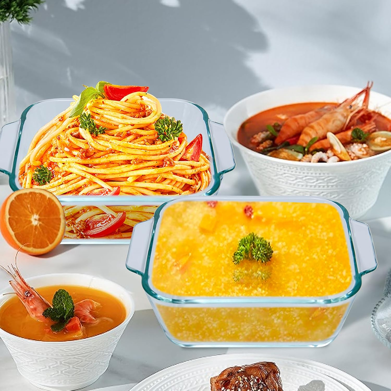 Verschiedene Gerichte, darunter Spaghetti, Suppen mit Shrimps und eine Schüssel gelbe Suppe, präsentiert auf einem Tisch.
