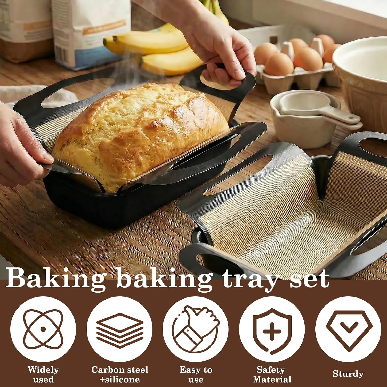 Frisch gebackenes Brot wird aus einer schwarzen Silikon-Backform gehoben, auf einem Holztisch mit Eiern im Hintergrund.