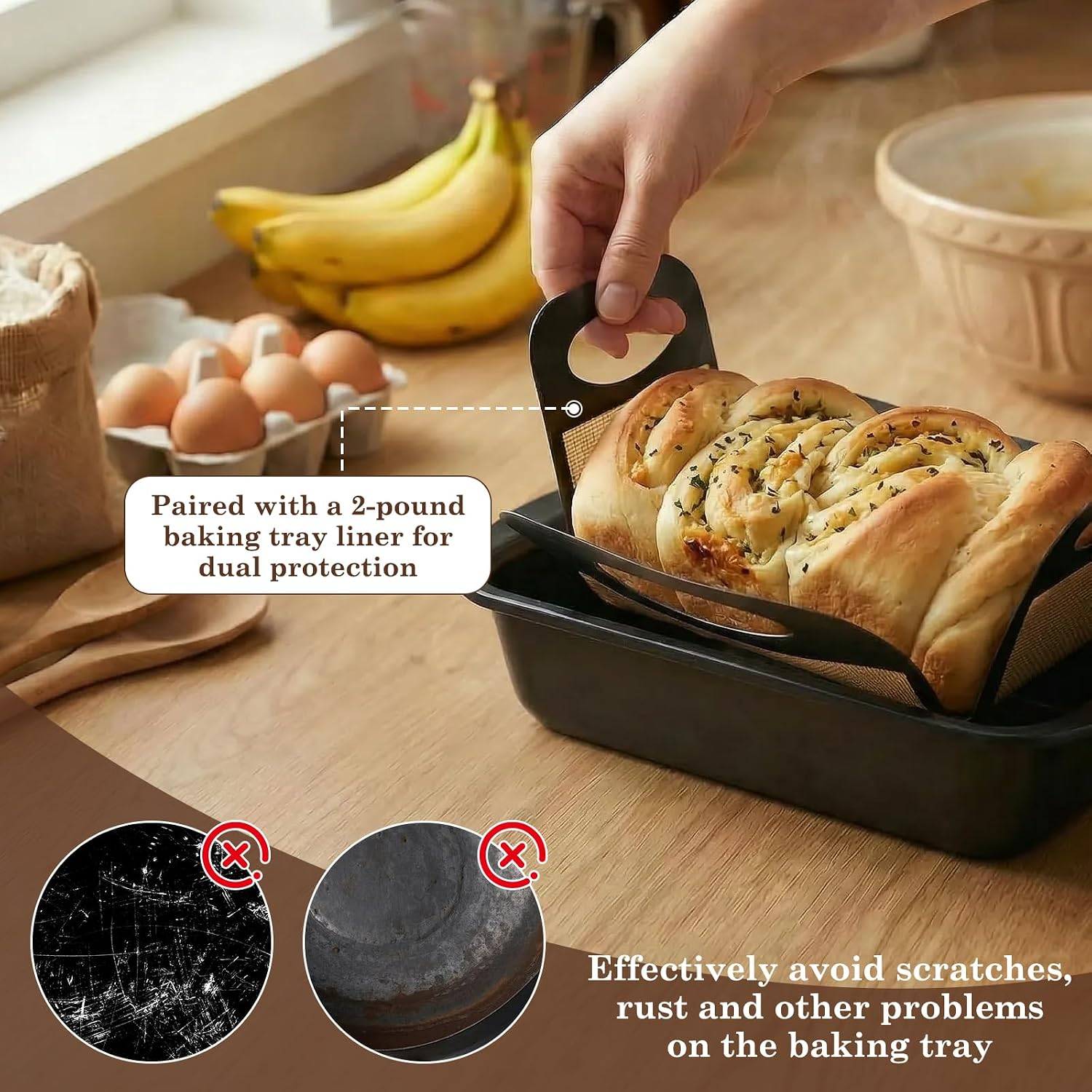 Hand hebt ein frisch gebackenes Brot aus einer Backform mit Einsatz, umgeben von Eiern, Bananen und Teigschüssel.