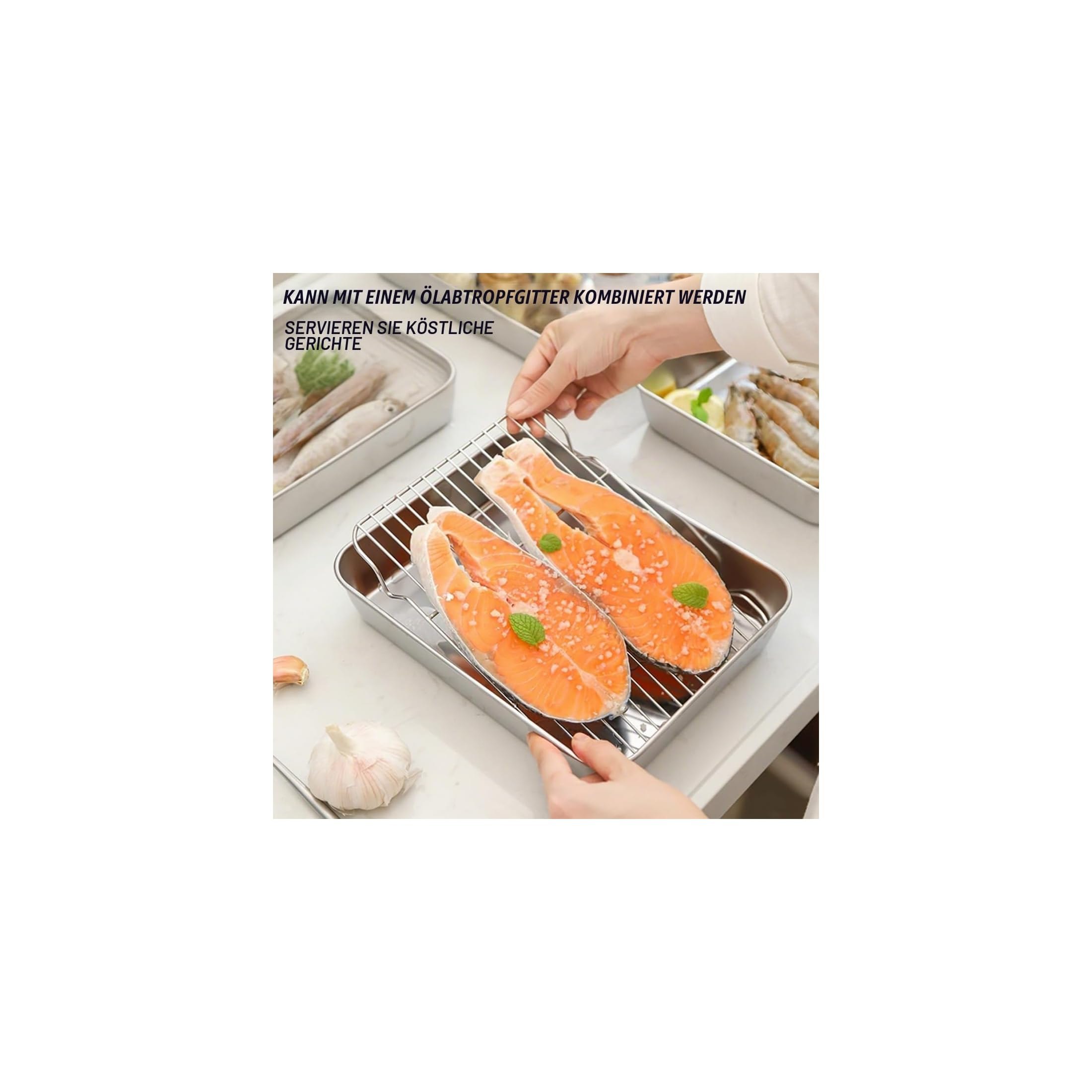 Zwei Lachssteaks mit Kräutern auf einem Metallgitter in einer Schale, von Händen gehalten, mit Text darüber.