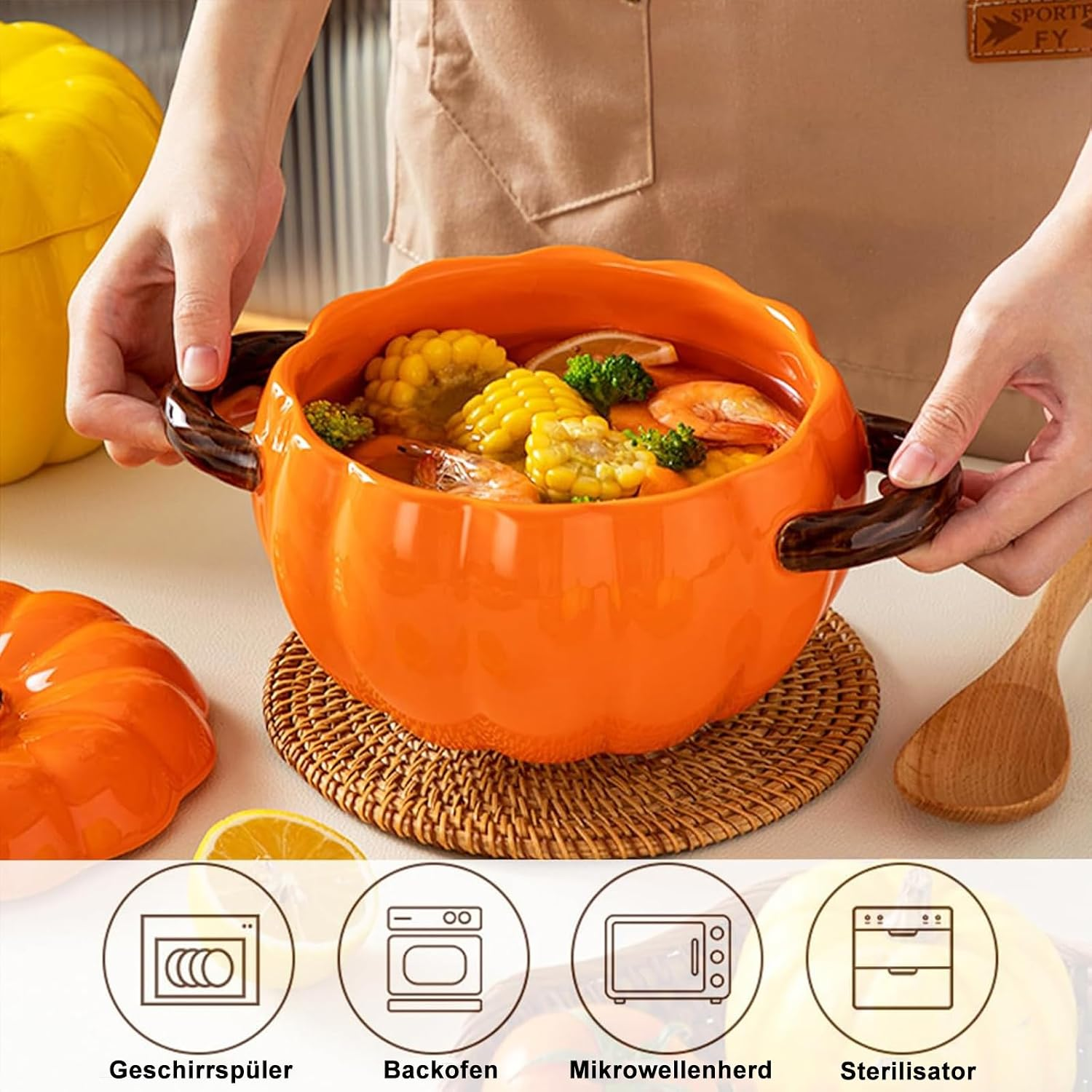 Eine Person hält eine orange Kürbisschüssel mit Suppe, Mais und Brokkoli auf einem runden Tischset.