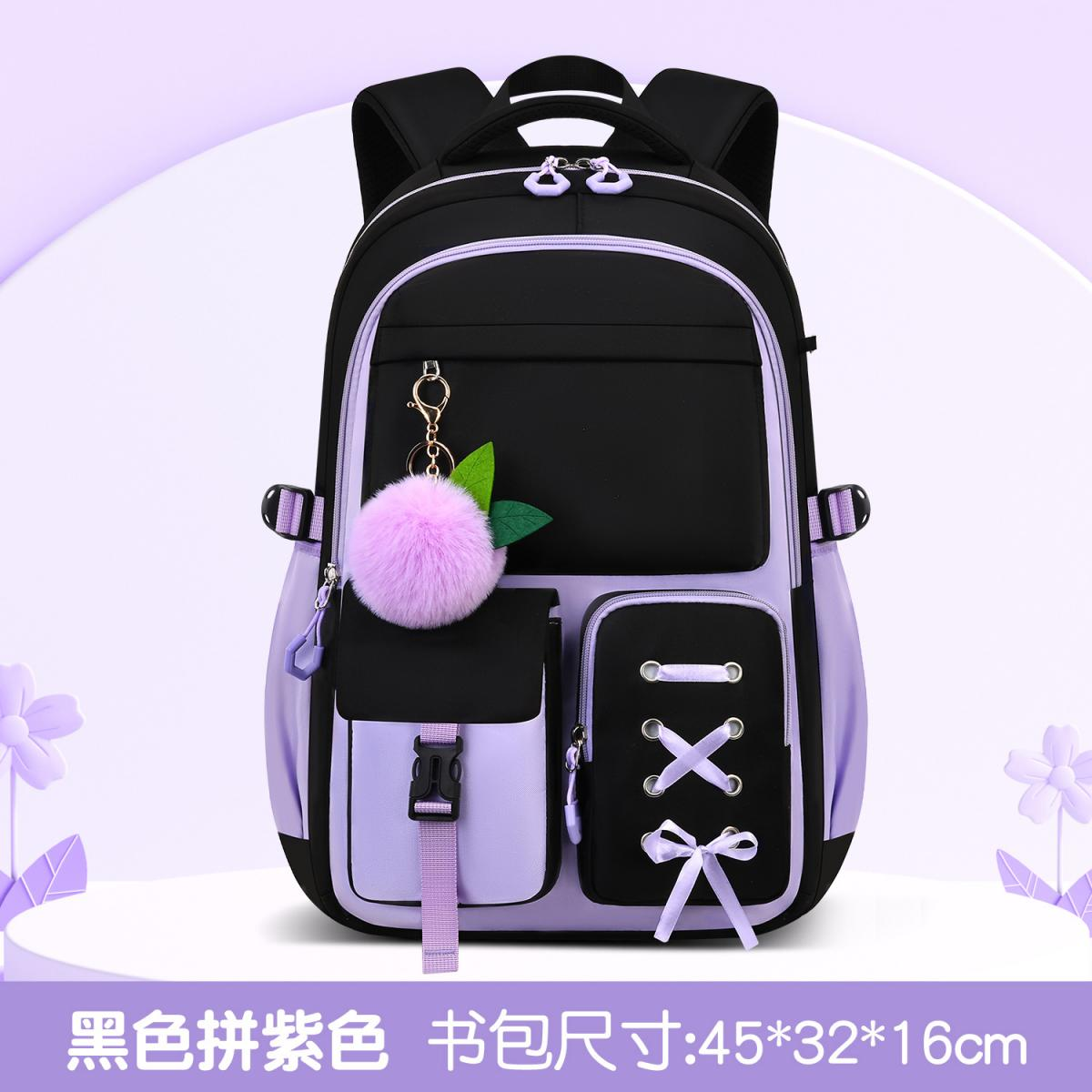 Ein schwarzer Rucksack mit lila Rand, Vordertaschen und einem flauschigen Pompon-Schlüsselanhänger.