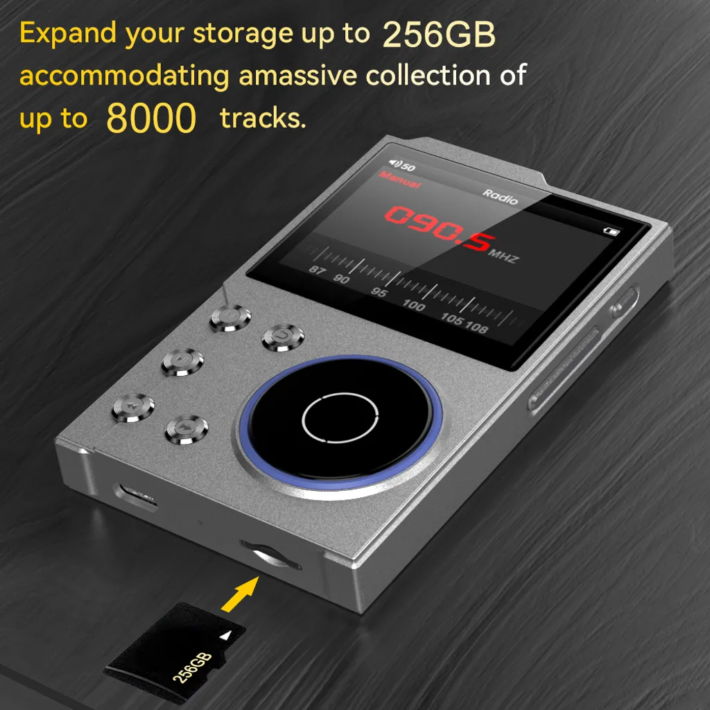 Ein silberner MP3-Player mit SD-Karte, die in den Speichersteckplatz eingefügt wird.