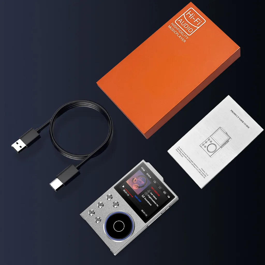 Ein silberner Hi-Fi-Musikplayer mit USB-Kabel, Anleitung und oranger Box vor dunklem Hintergrund.