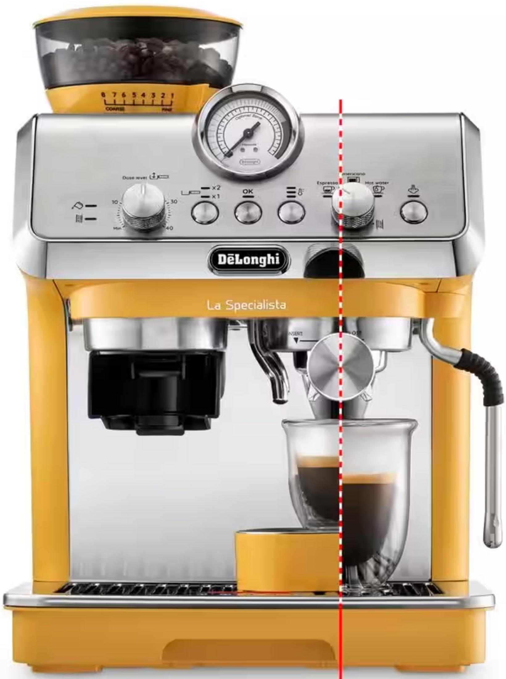 Çekirdek haznesi ve basınç göstergeli sarı DeLonghi La Specialista espresso makinesi.