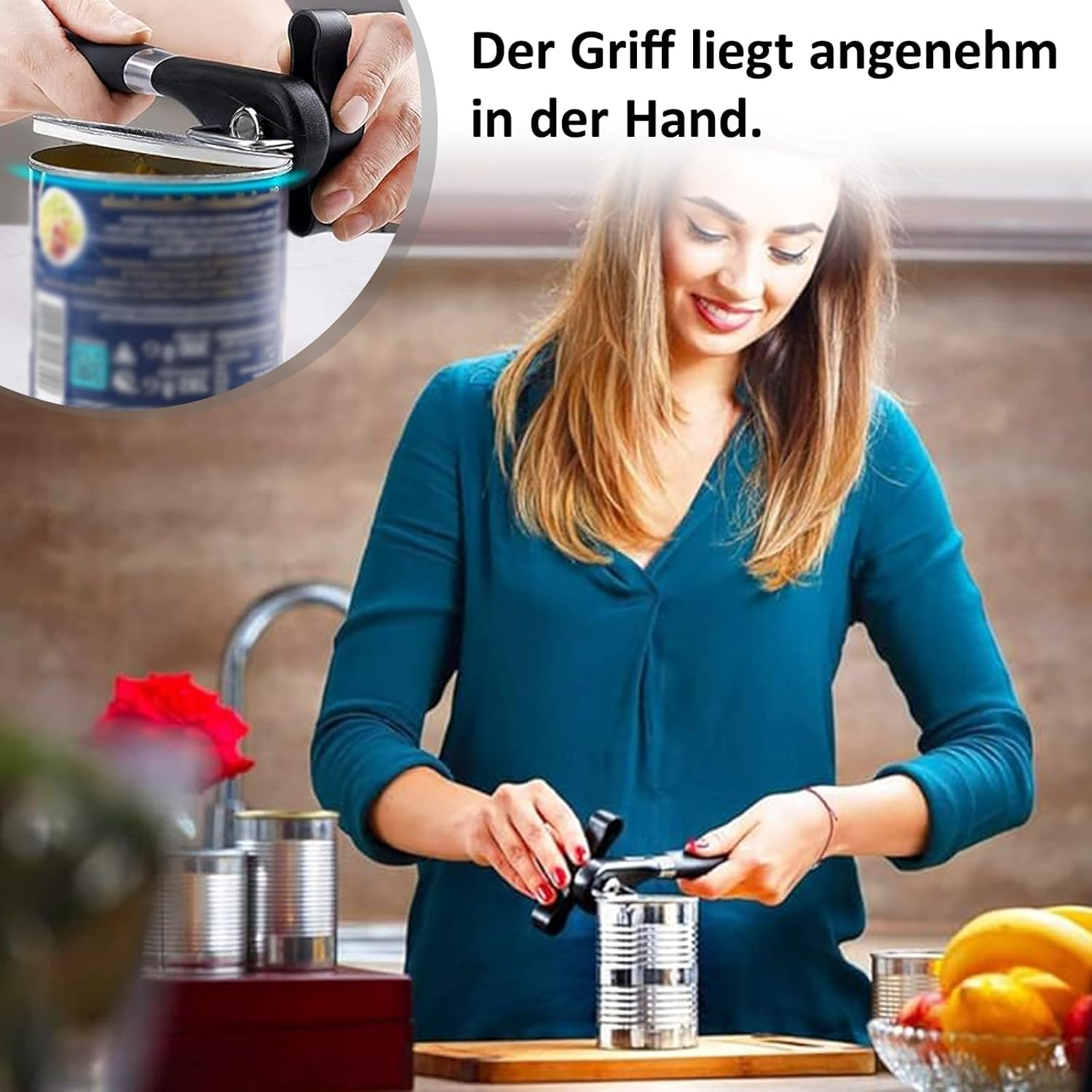 Eine Frau in blauem Oberteil öffnet eine Dose mit einem Dosenöffner in der Küche. Ein Ausschnitt zeigt den Griff nah.