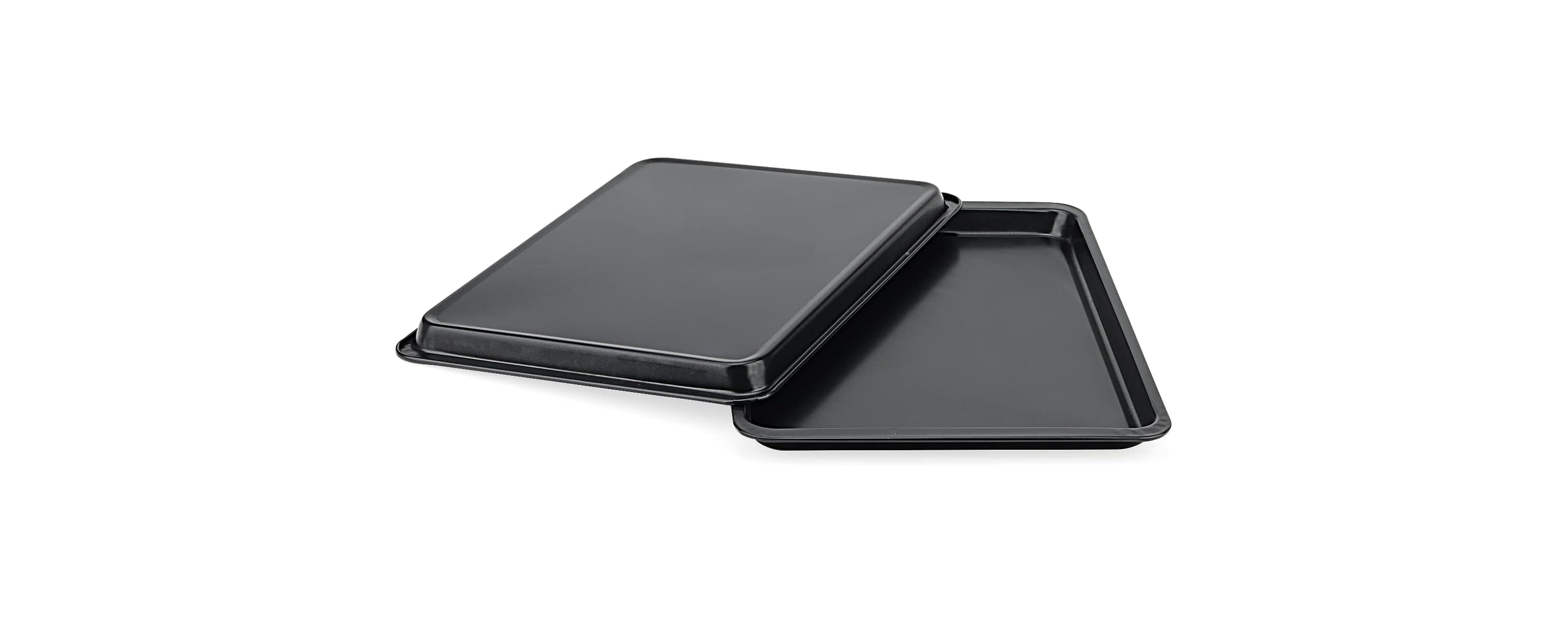 Zwei schwarze Backbleche aus Metall auf weißem Hintergrund.