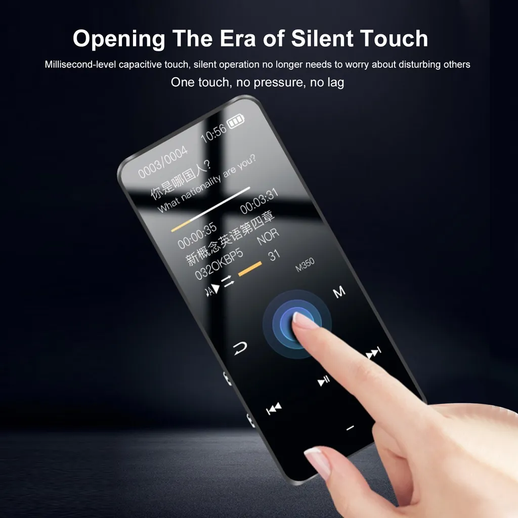 Ein Finger berührt einen schlanken Media-Player-Bildschirm mit Audiowiedergabe vor dunklem Hintergrund.