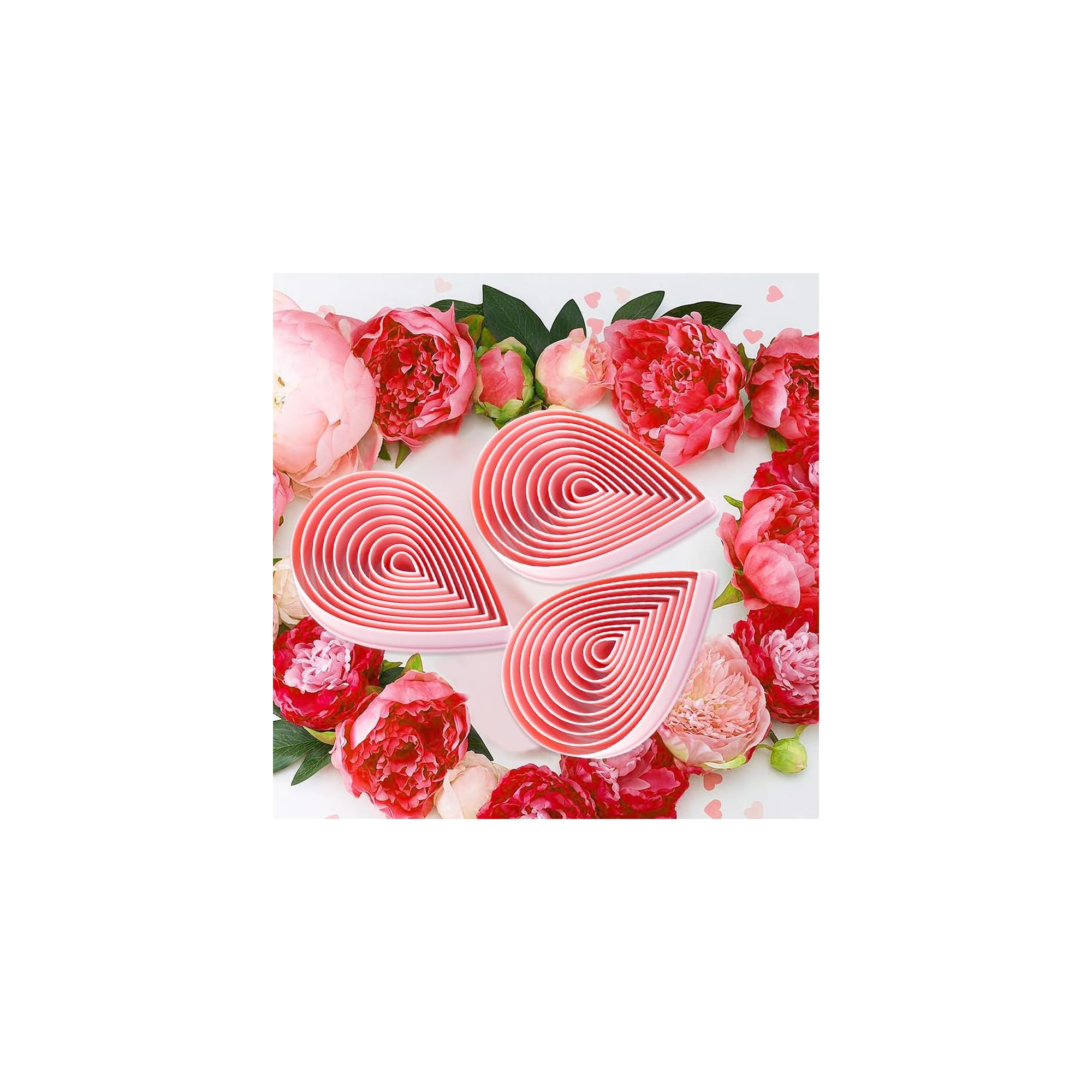 Drei Sätze pinker Tropfen-Ausstecher umgeben von rosa und roten Pfingstrosen.