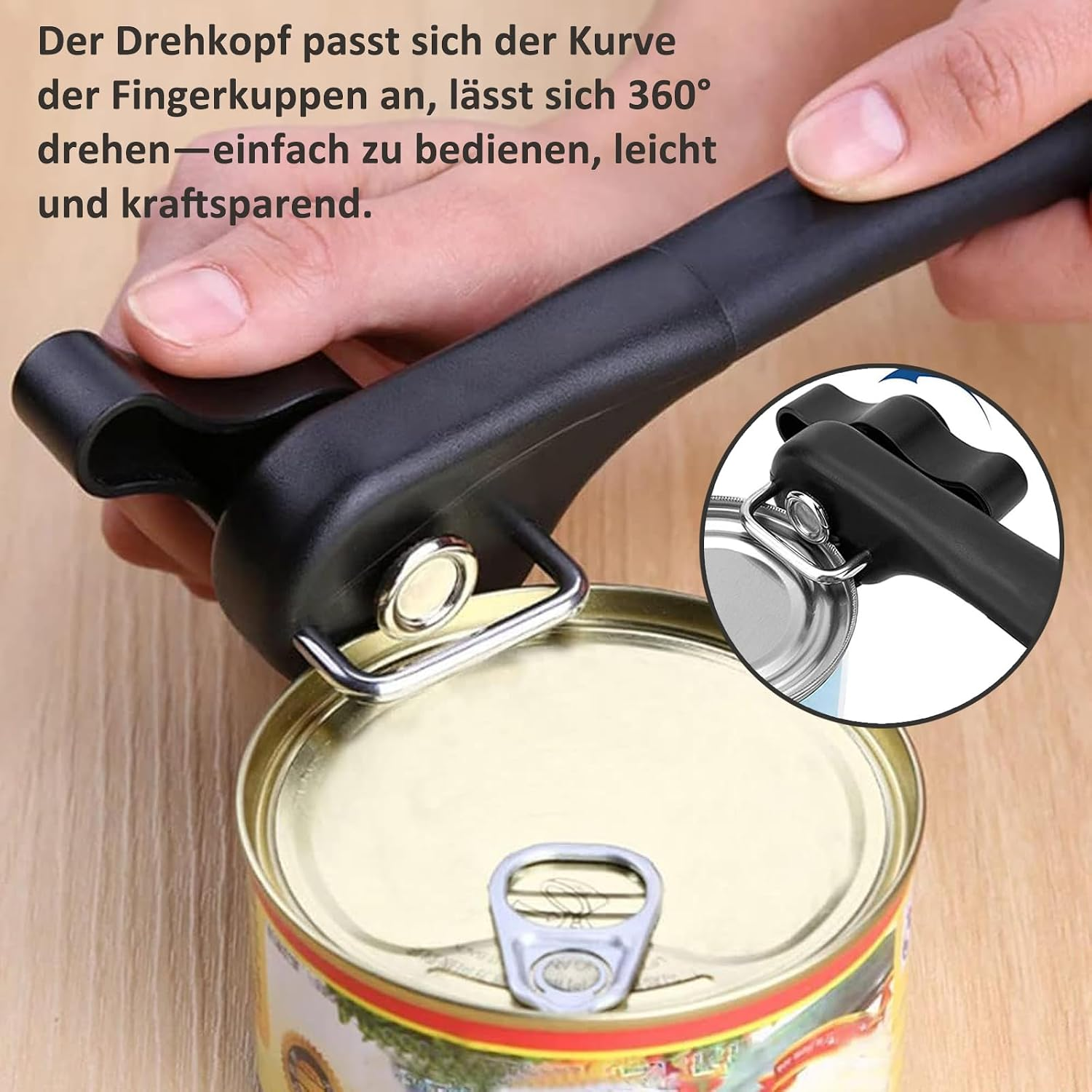 Person öffnet eine Dose mit einem ergonomischen schwarzen Dosenöffner auf einem Holztisch.
