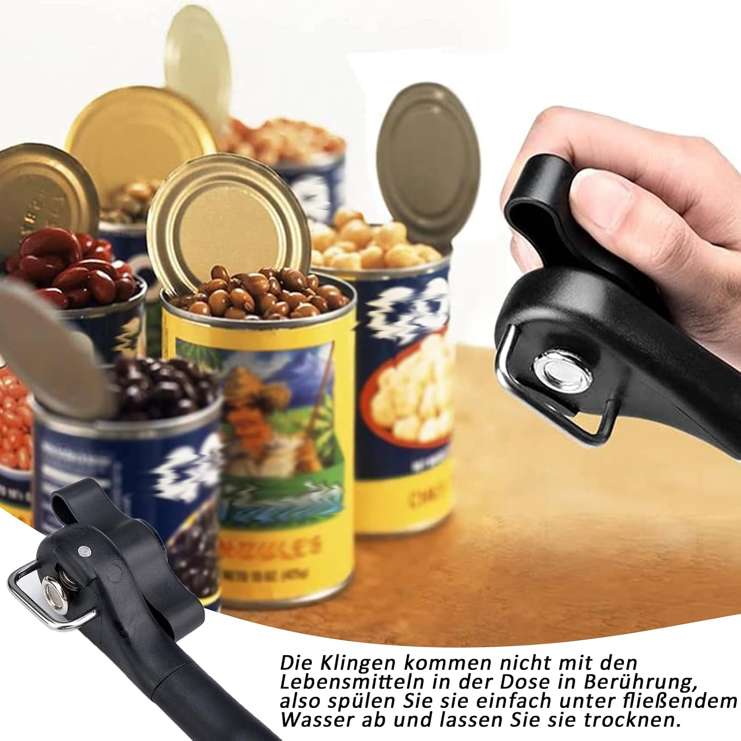 Hand hält einen schwarzen Dosenöffner neben geöffneten Dosen mit Bohnen und Mais.