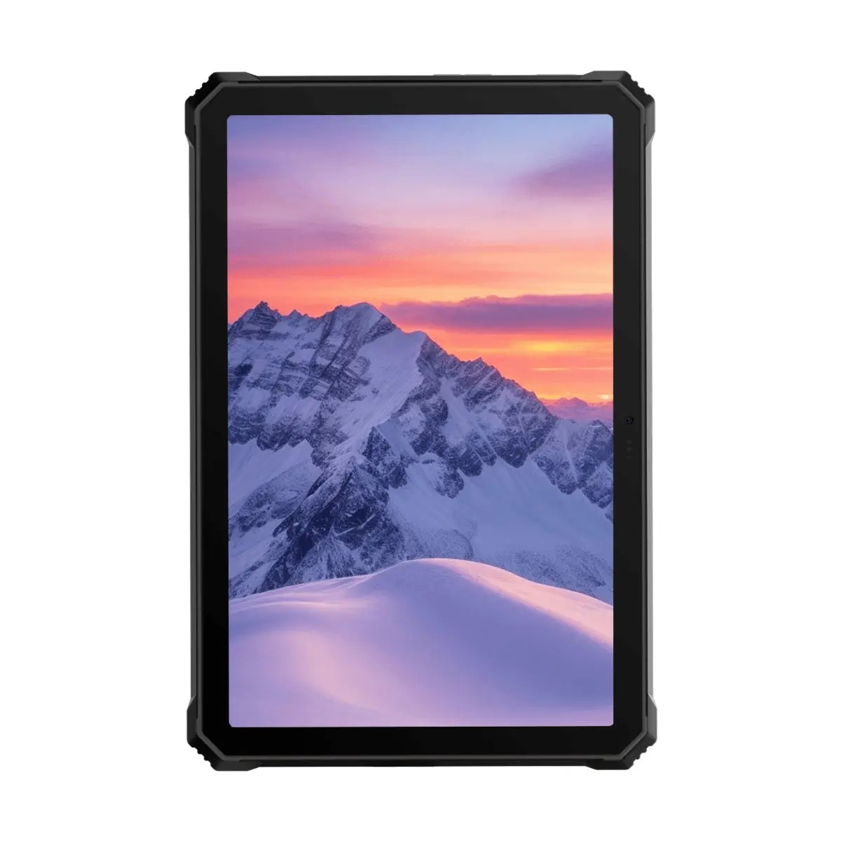Ein schwarzes, robustes Tablet zeigt eine schneebedeckte Berglandschaft bei Sonnenuntergang vor weißem Hintergrund.