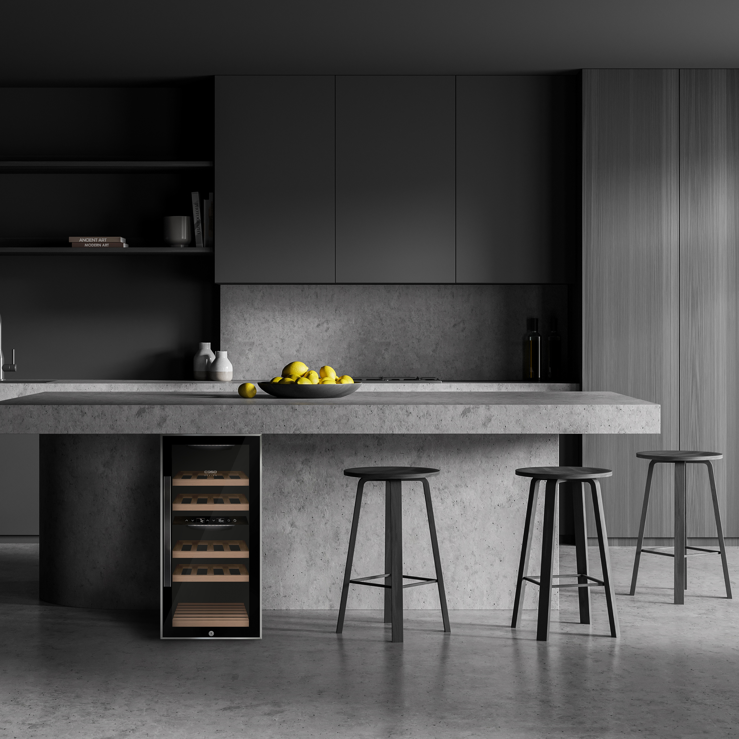 Moderne graue Küche mit Steinkücheninsel, Weinkühlschrank und drei Hockern; Zitronen in einer Schale.