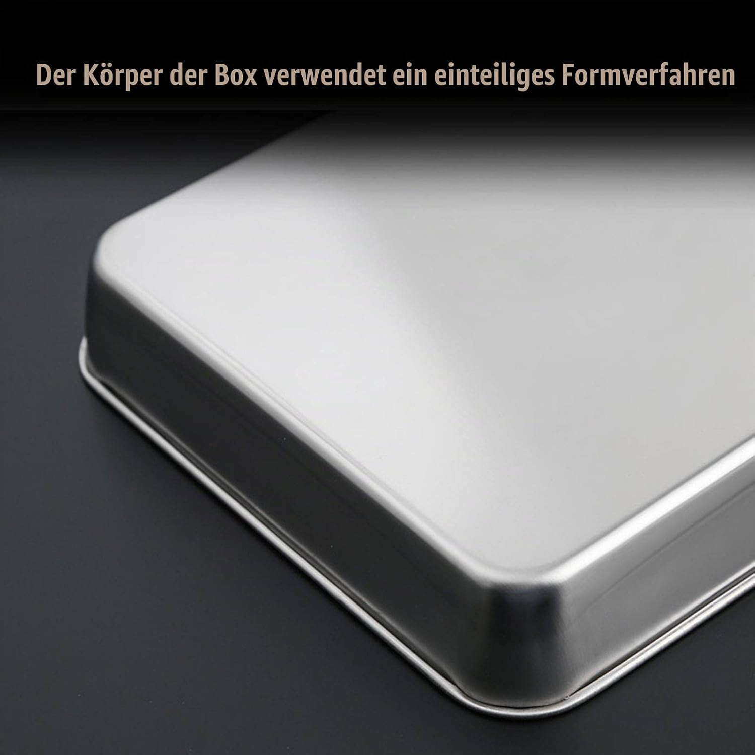 Glänzende, nahtlose Metallschale auf dunklem Grund mit deutschem Text oben.