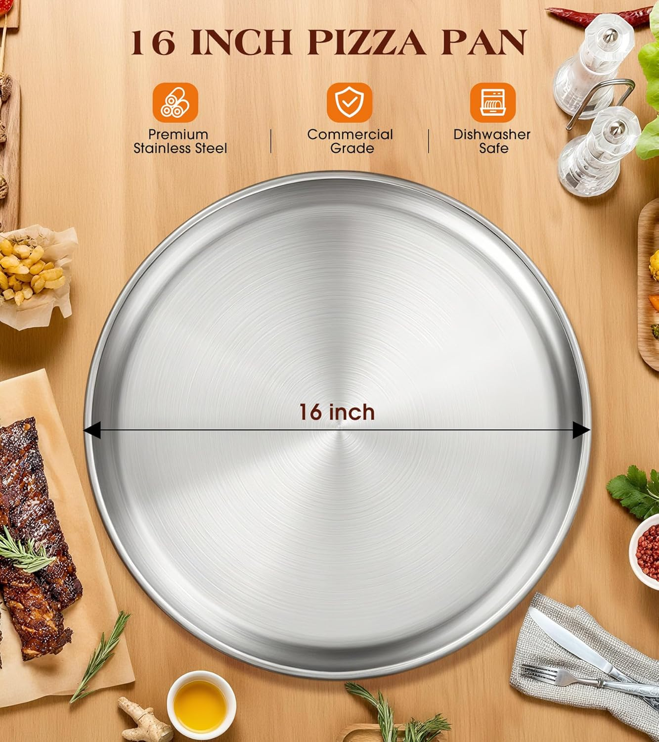 Eine 16-Zoll-Edelstahl-Pizzapfanne auf einem Holztisch mit Lebensmitteln und Besteck.